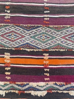 Il bel kilim marocchino antico lungo di Bobyrug
