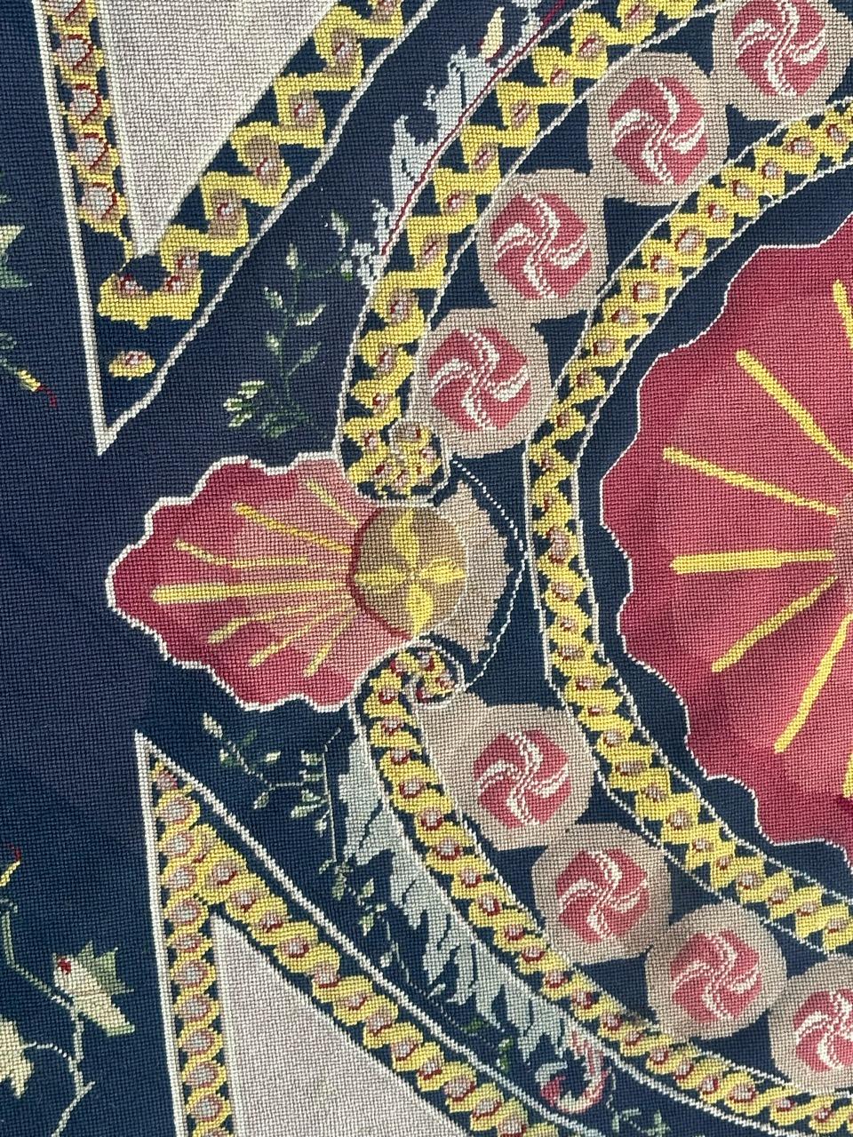 Bonito tapiz antiguo de alfombra europea de punto de aguja en venta 4