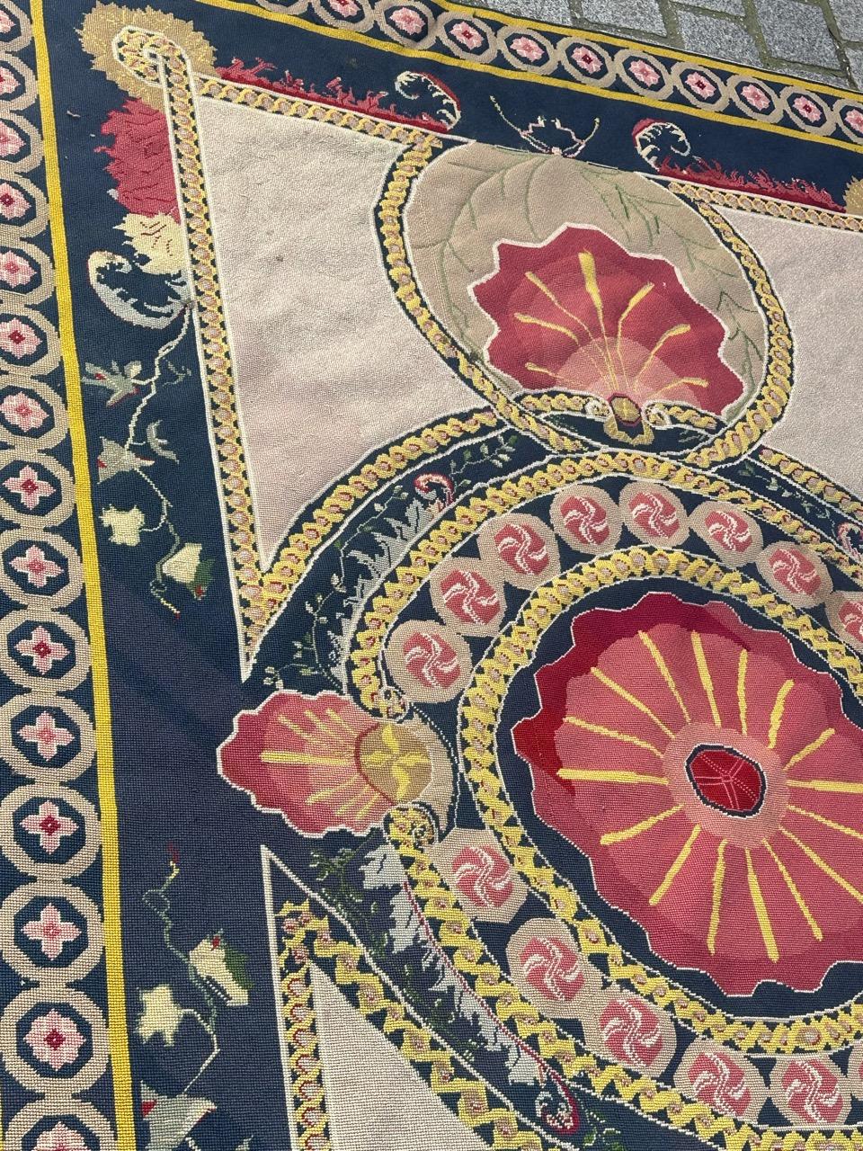 Bonito tapiz antiguo de alfombra europea de punto de aguja en venta 12