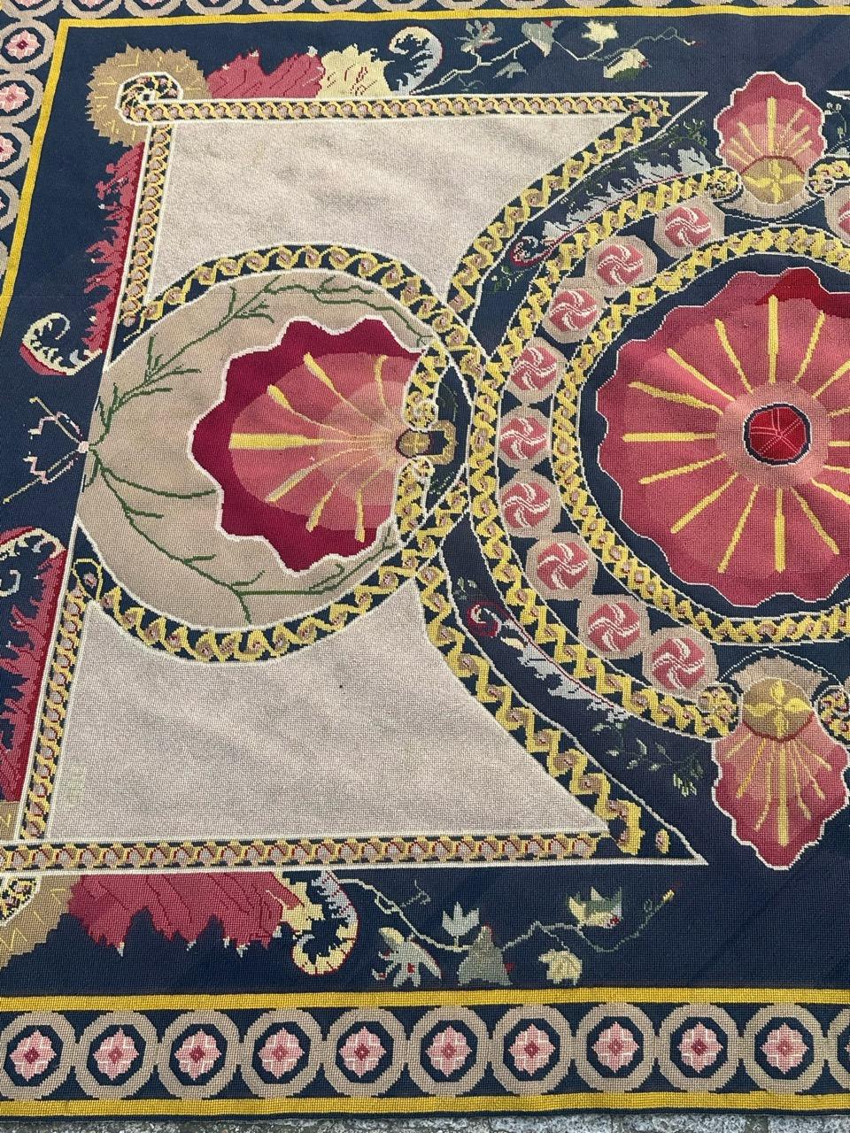 Bonito tapiz antiguo de alfombra europea de punto de aguja Francés en venta