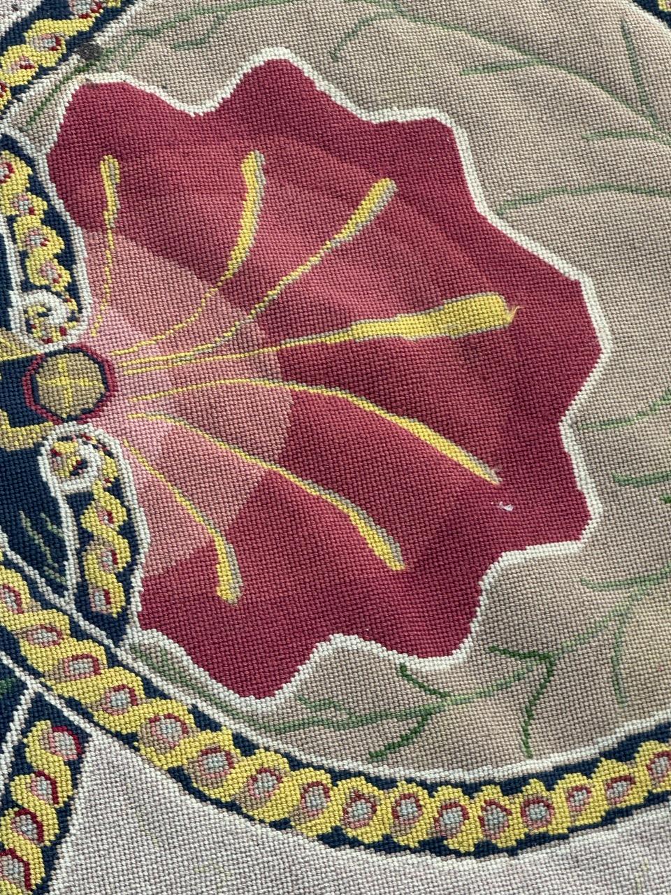 Bonito tapiz antiguo de alfombra europea de punto de aguja siglo XX en venta