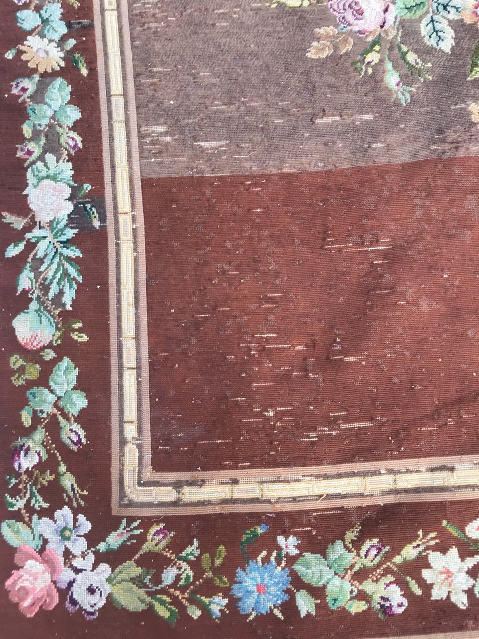 Magnifique tapisserie à l'aiguille ou tapis de la fin du 19e siècle, avec un motif floral et de belles couleurs, entièrement brodée à la main avec de la laine et de la soie sur une base de coton.

✨✨✨
