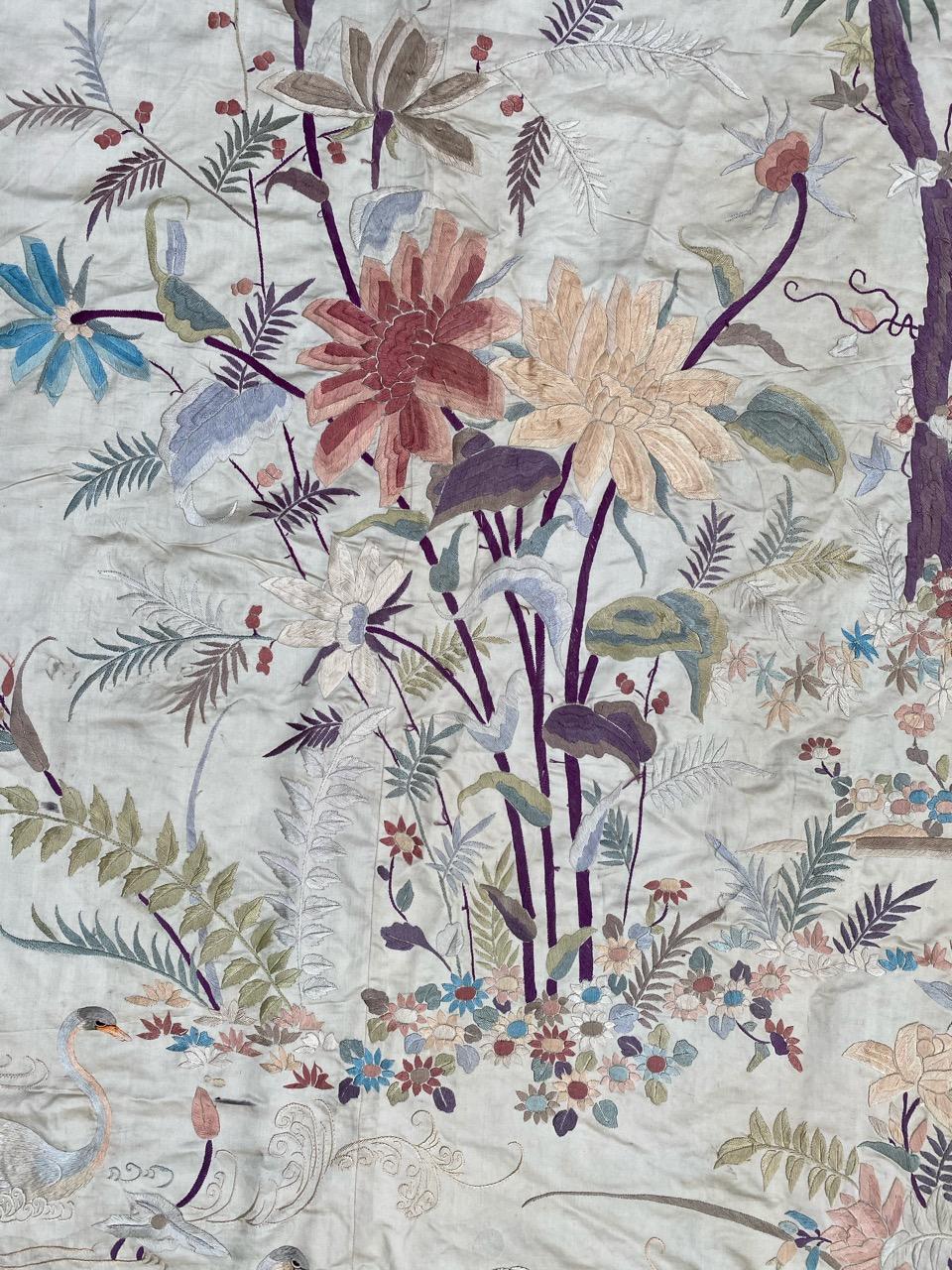 Wonderful early 20th century Chinese embroidery with beautiful design with birds and flowers, and beautiful colors, entirely hand embroidered with silk threads on silk foundation.