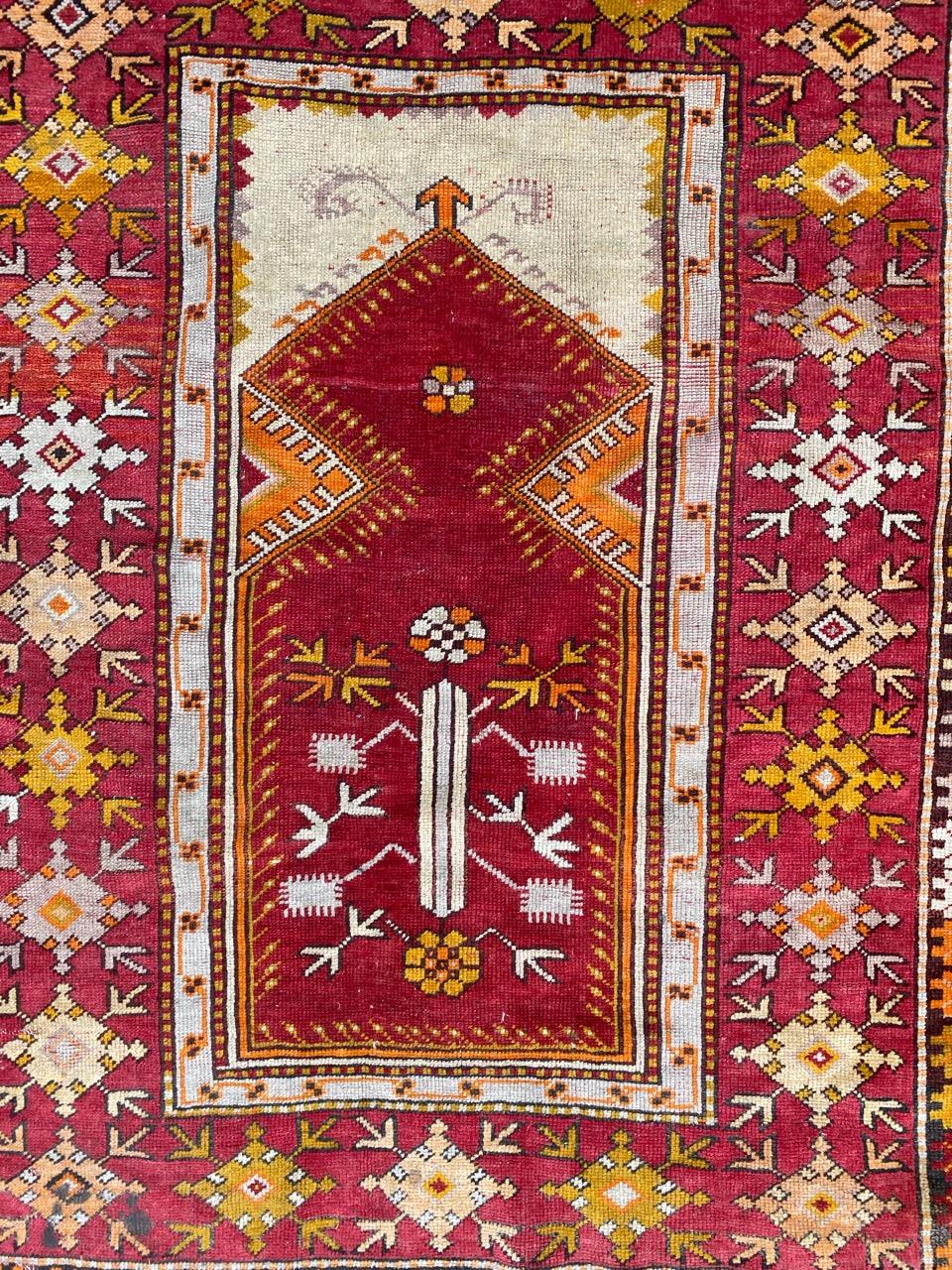 Beautiful early 20th century Turkish prayer rug with a geometrical design with Mihrab and nice colors, entirely hand knotted with wool velvet on wool foundation.