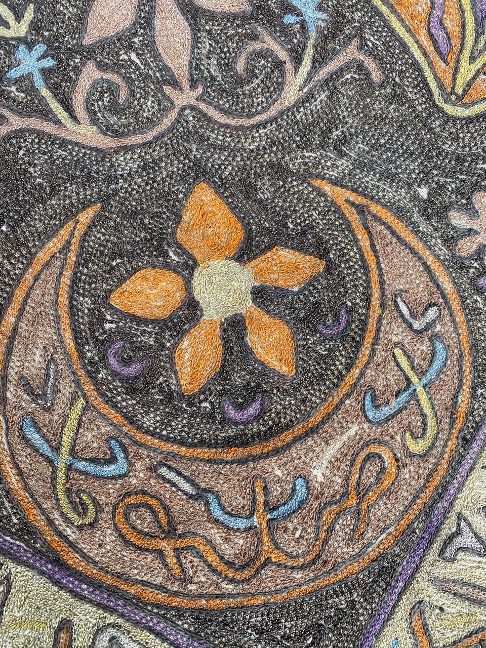 Sehr schöne feine Stickerei mit einem islamischen Ottomane Design mit Schriften in Arabisch, und schöne Farben, vollständig von Hand bestickt mit Seide und Metall-Garn auf Baumwolle Grundlage.