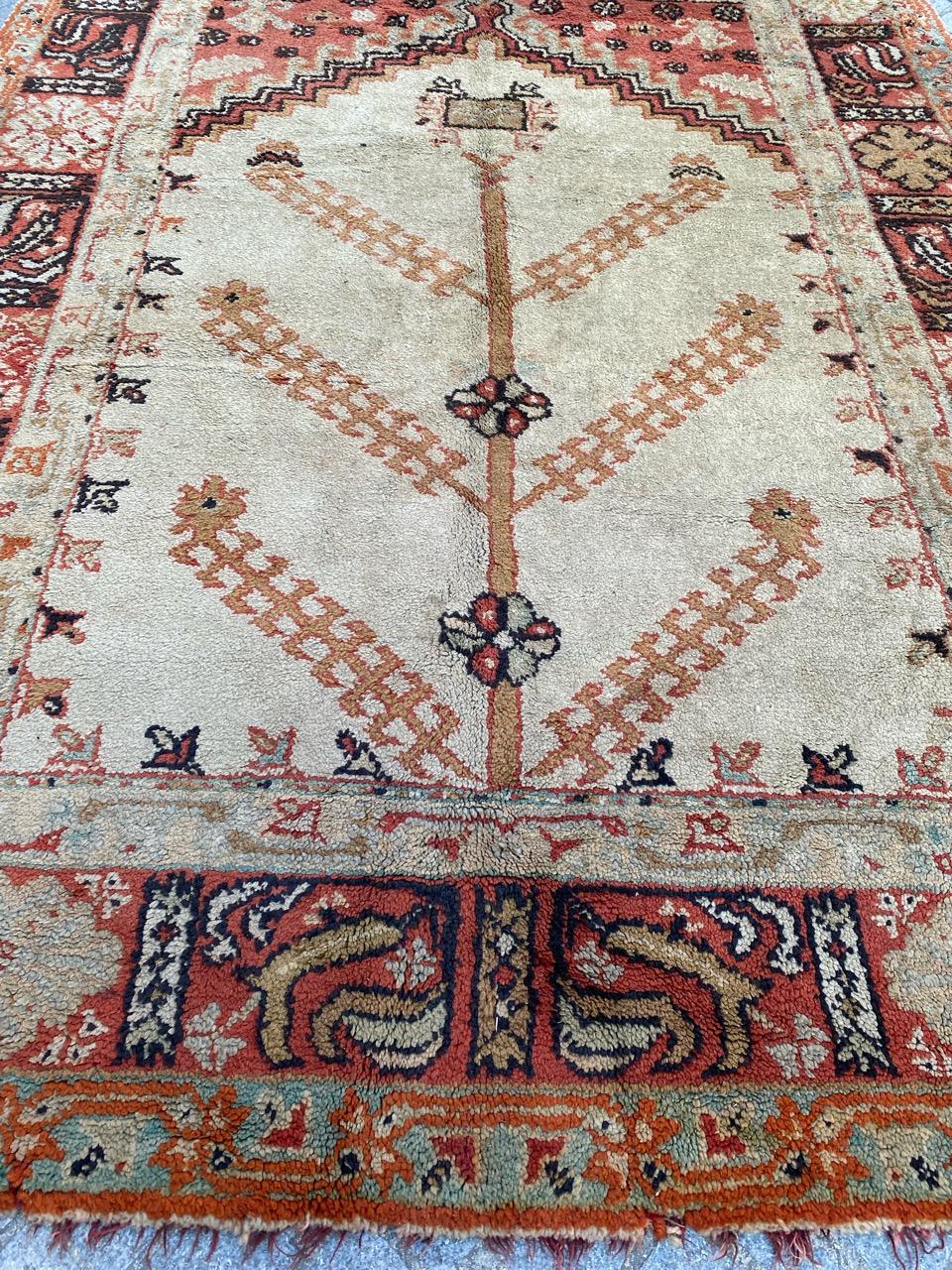Pretty late 19th century Turkish Anatolian Smyrne rug with beautiful geometrical design with mihrab design and nice natural colors, entirely hand knotted with wool velvet on wool foundation.

✨✨✨

