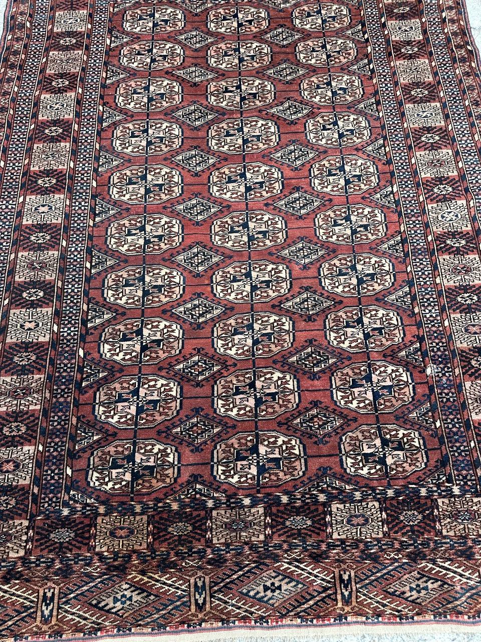 Découvrez un exquis tapis turkmène Bokhara de la fin du 19e siècle, doté d'un motif géométrique captivant et de teintes naturelles étonnantes. Méticuleusement confectionné grâce à un processus de nouage à la main, ce tapis met en valeur l'art