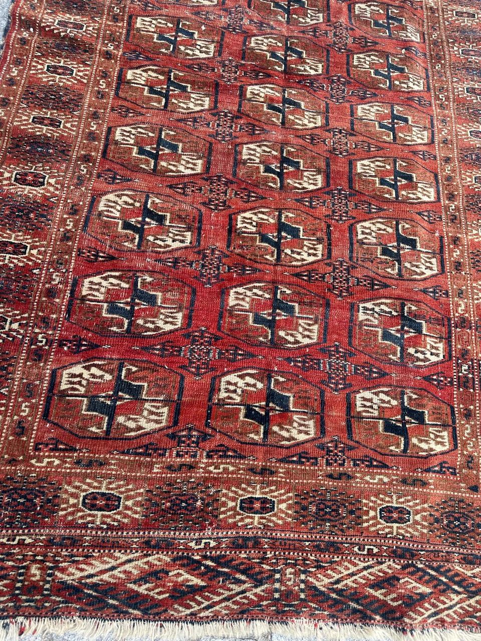Découvrez un exquis tapis turkmène Bokhara de la fin du 19e siècle, doté d'un motif géométrique captivant et de teintes naturelles étonnantes. Méticuleusement confectionné grâce à un processus de nouage à la main, ce tapis met en valeur l'art