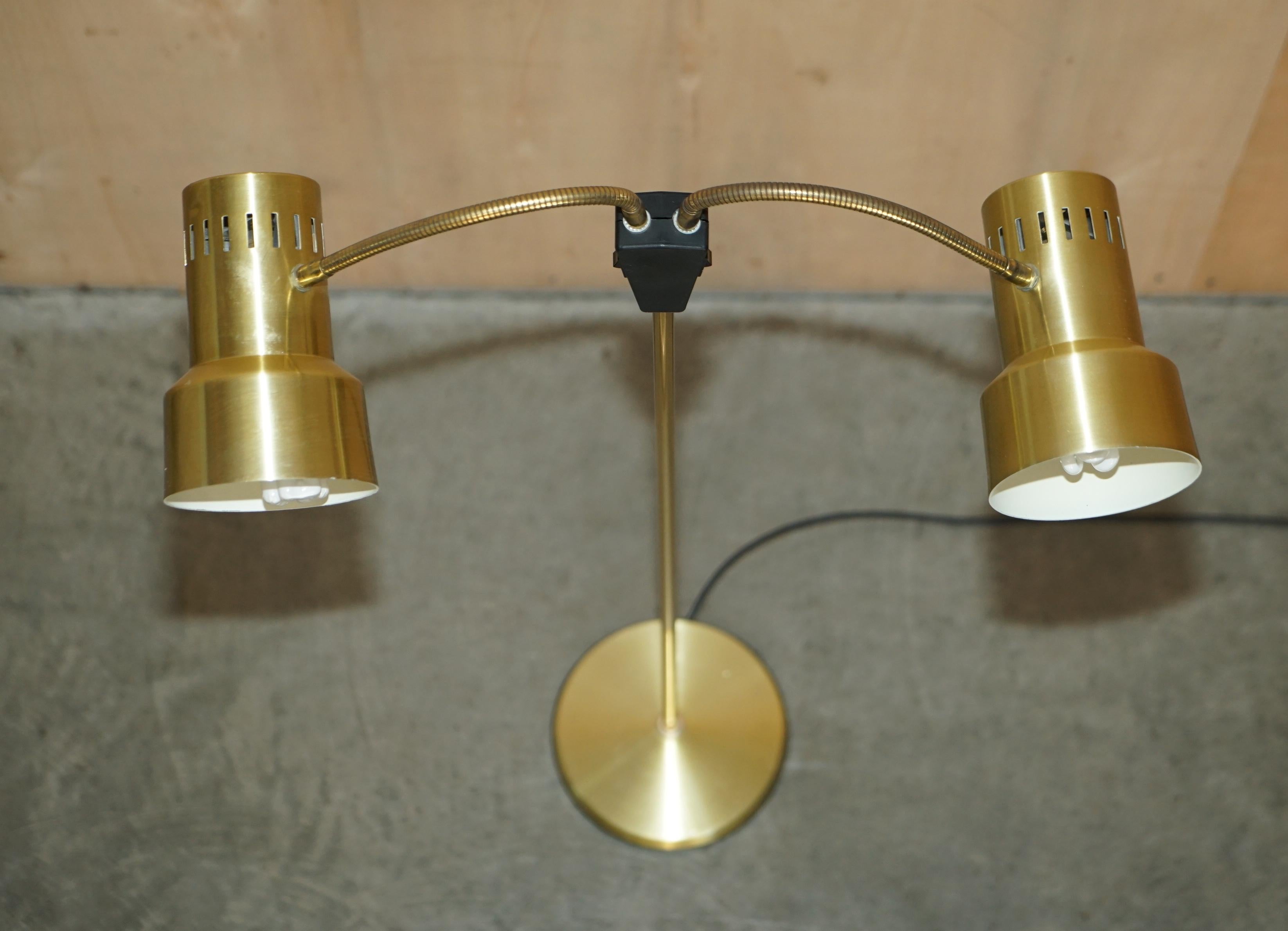 Jolie lampe sur pied articulée et réglable à deux pieds avec lampes jumelles en vente 5