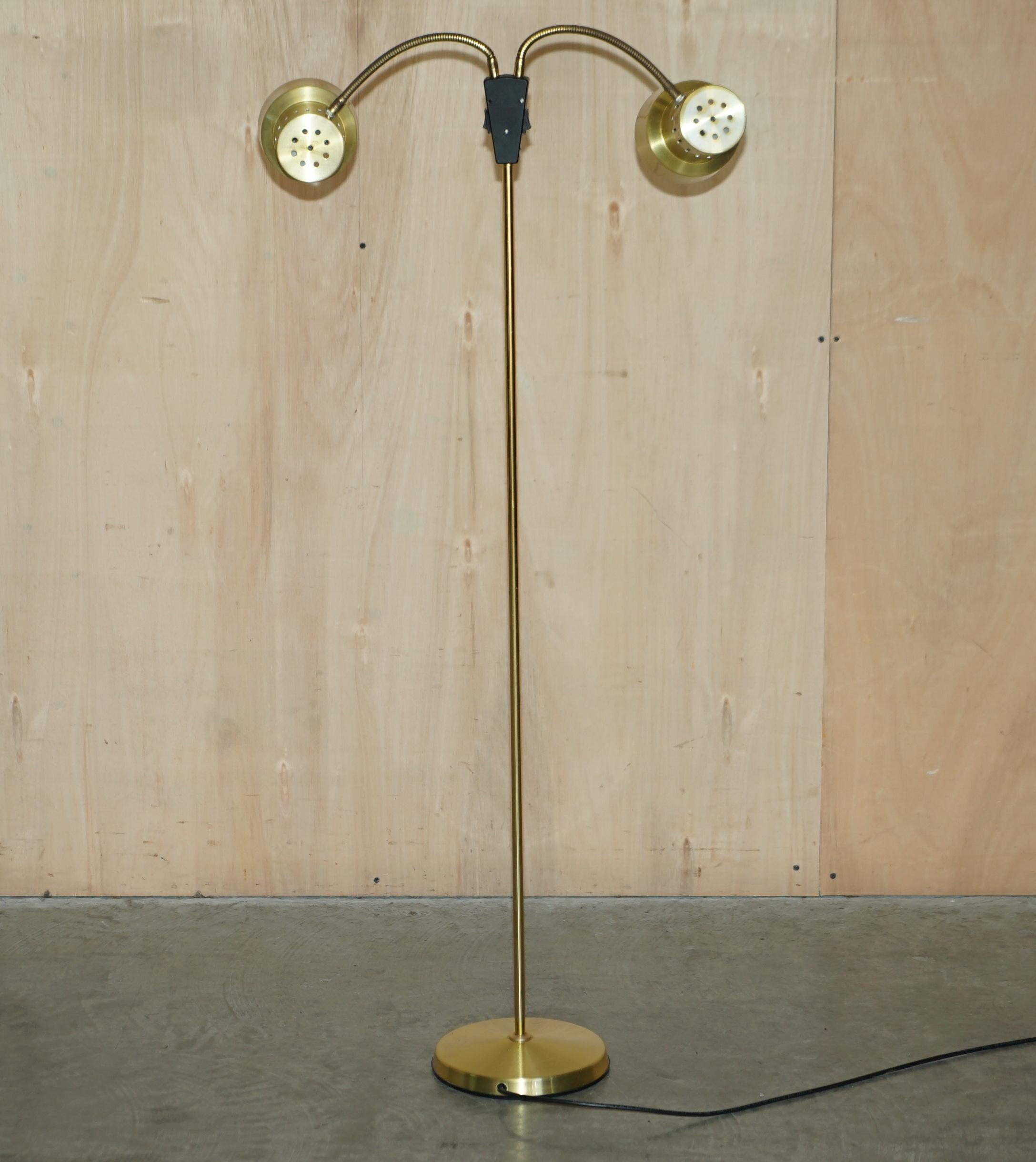 Jolie lampe sur pied articulée et réglable à deux pieds avec lampes jumelles en vente 7