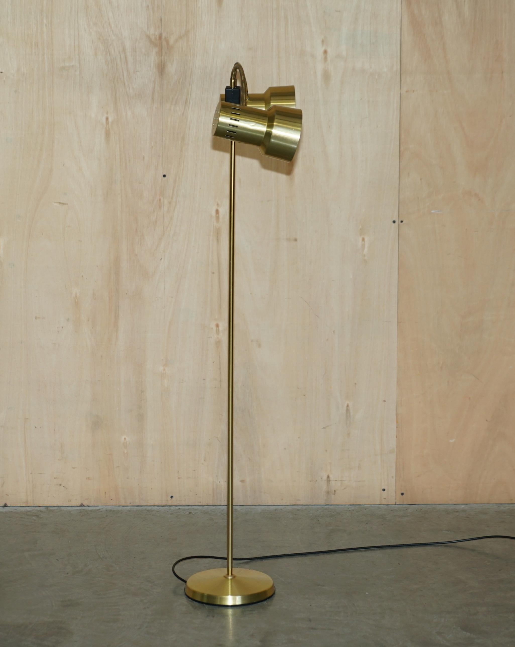 Jolie lampe sur pied articulée et réglable à deux pieds avec lampes jumelles en vente 8
