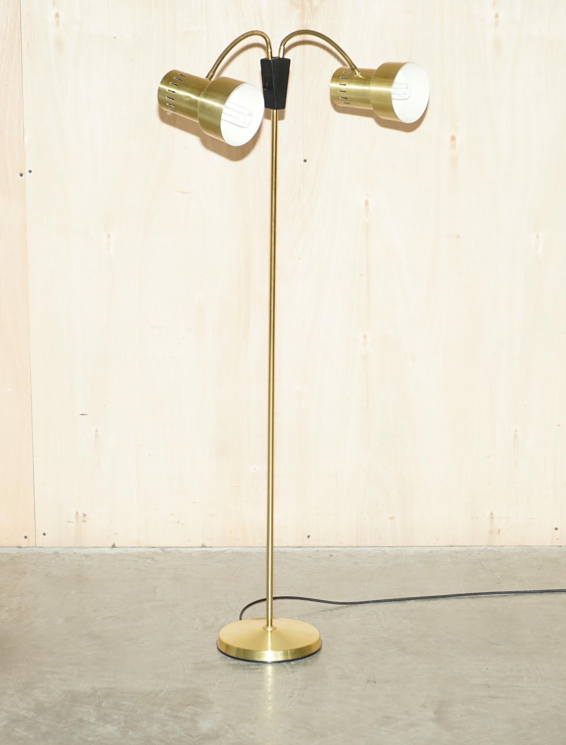 Mid-Century Modern Jolie lampe sur pied articulée et réglable à deux pieds avec lampes jumelles en vente