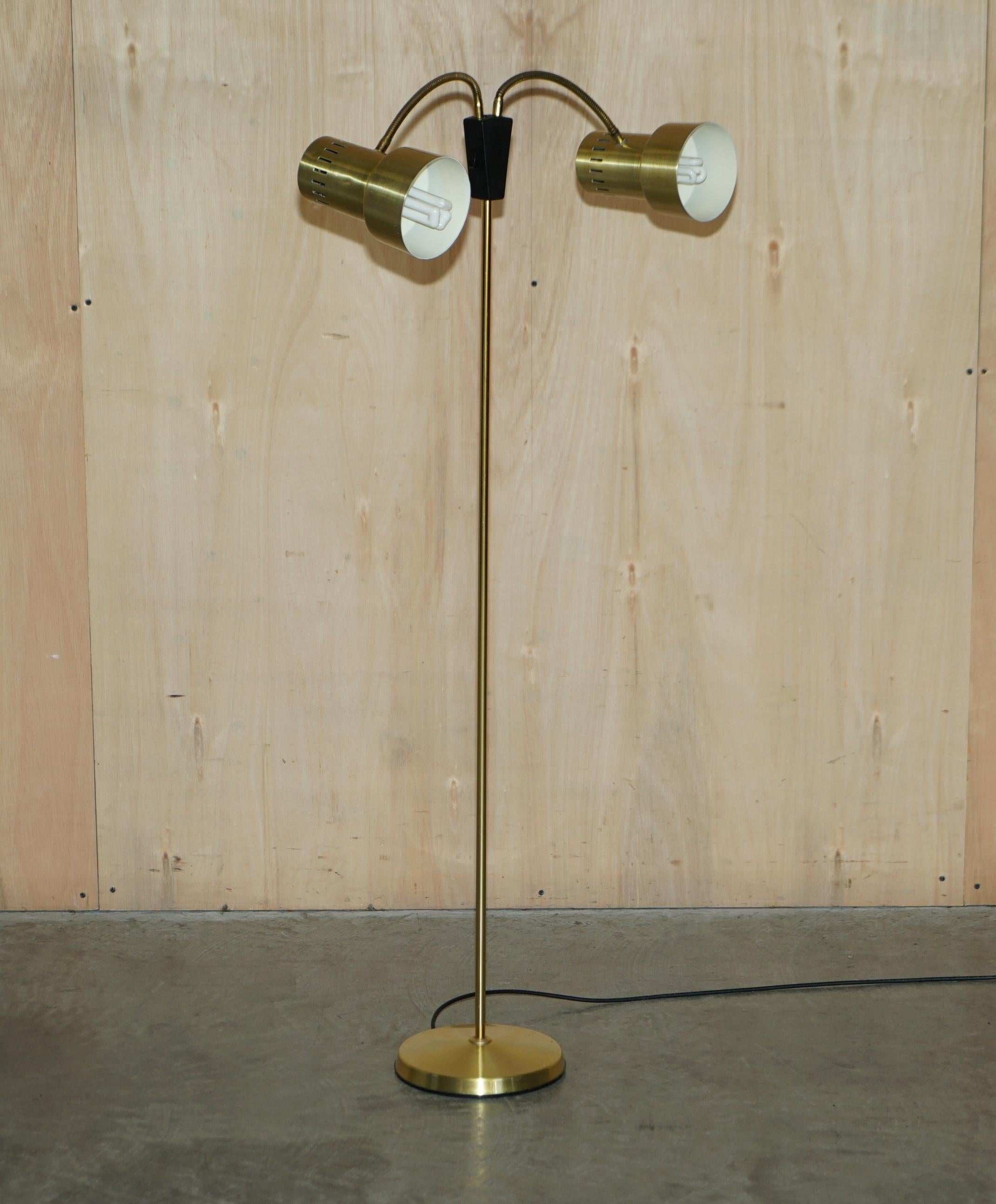 Anglais Jolie lampe sur pied articulée et réglable à deux pieds avec lampes jumelles en vente
