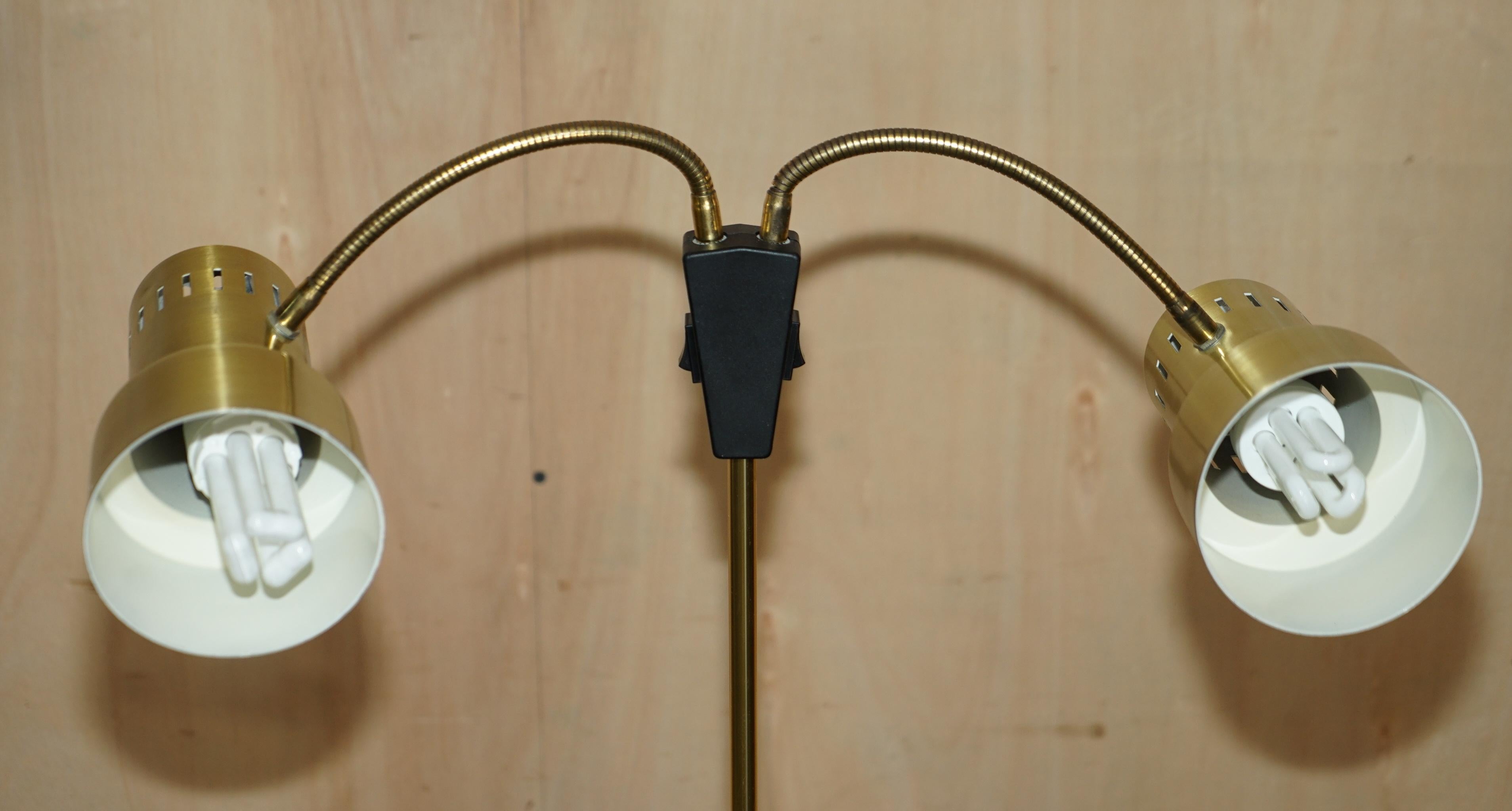 20ième siècle Jolie lampe sur pied articulée et réglable à deux pieds avec lampes jumelles en vente