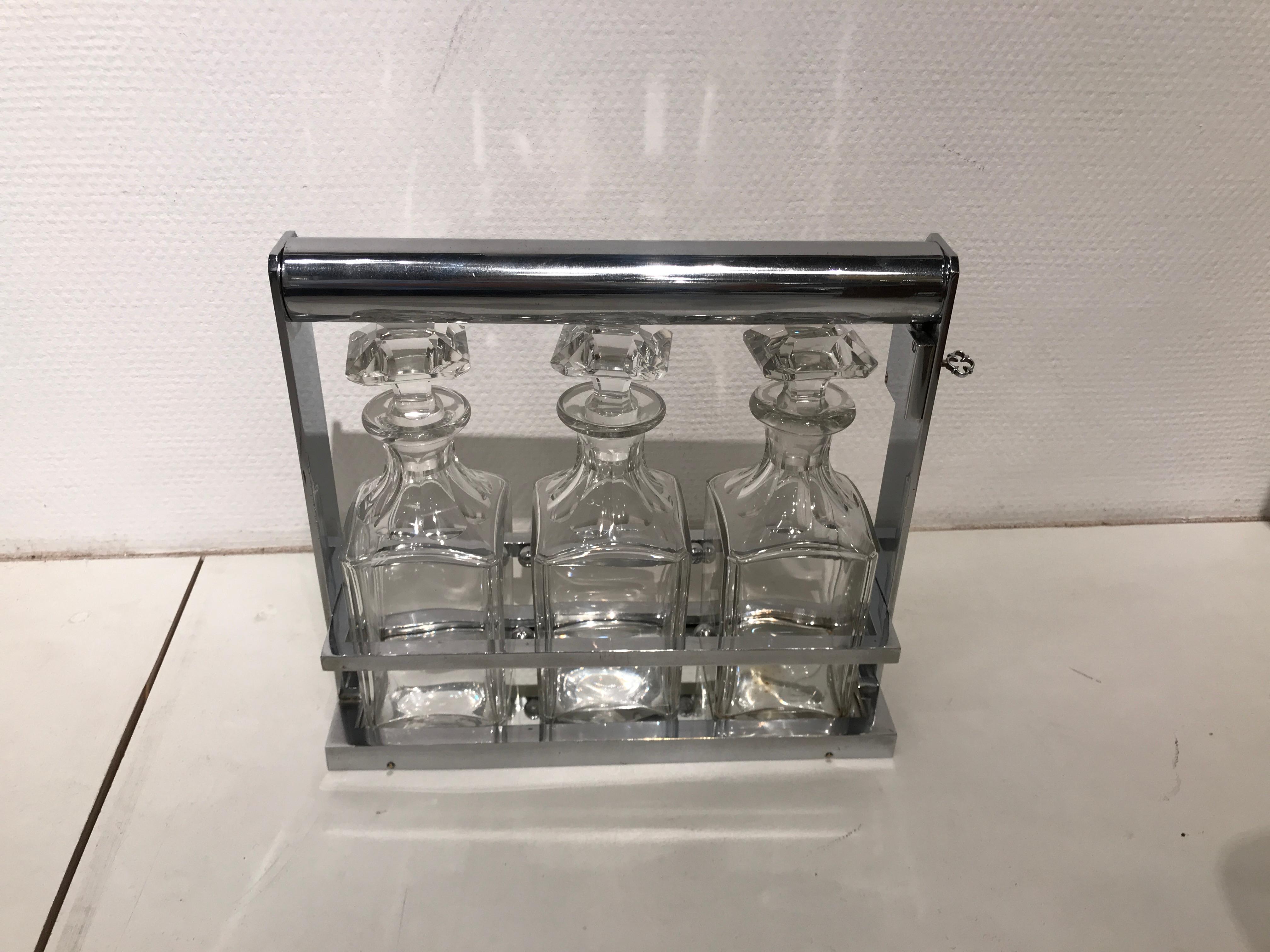 Bonito juego de cristal de Baccarat y botellas de licor de Jacques Adnet, hacia 1930.
En perfecto estado y original. Con llave.