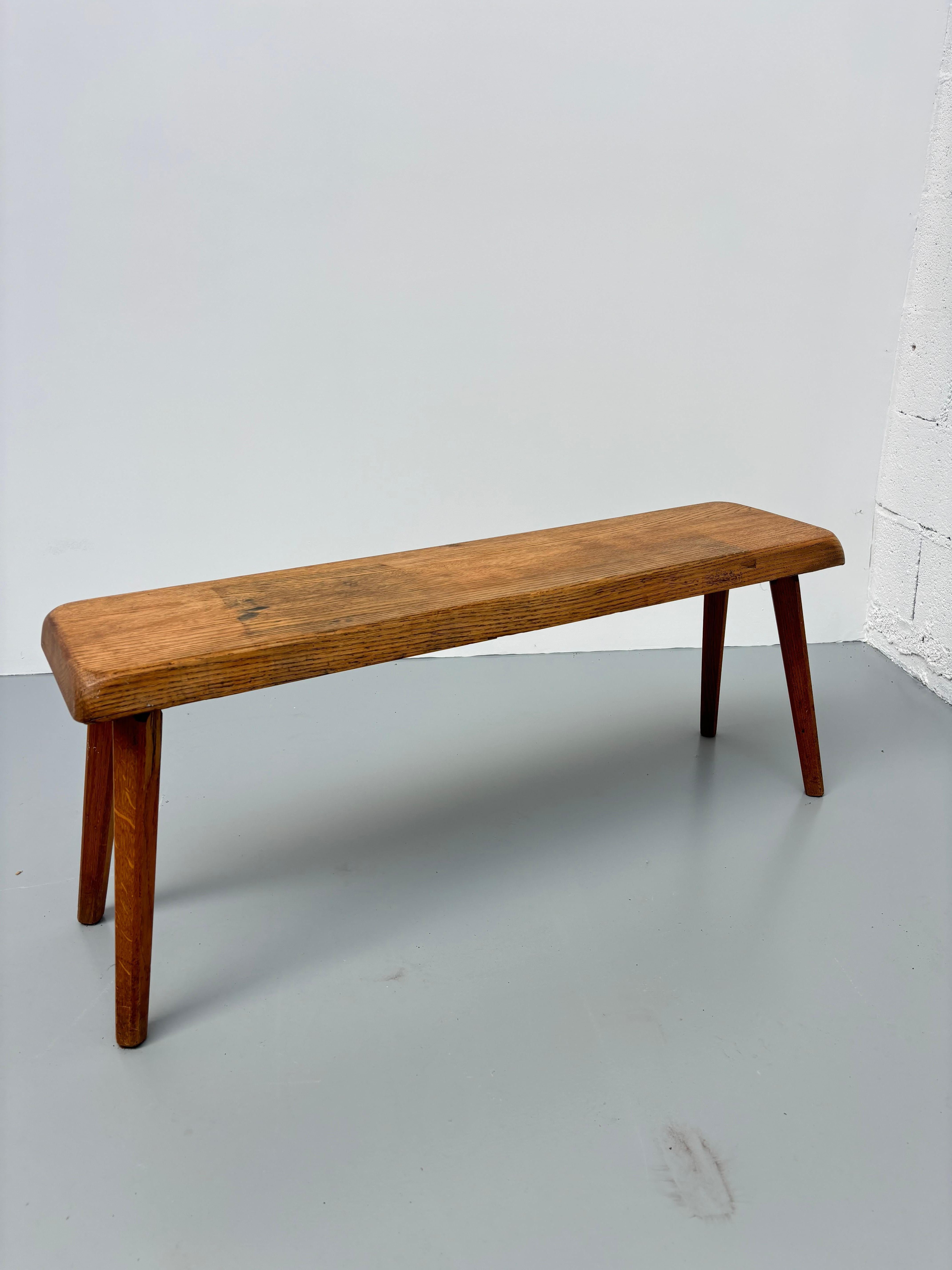 Petit banc par Pierre Chapo, jolie patine générale. 