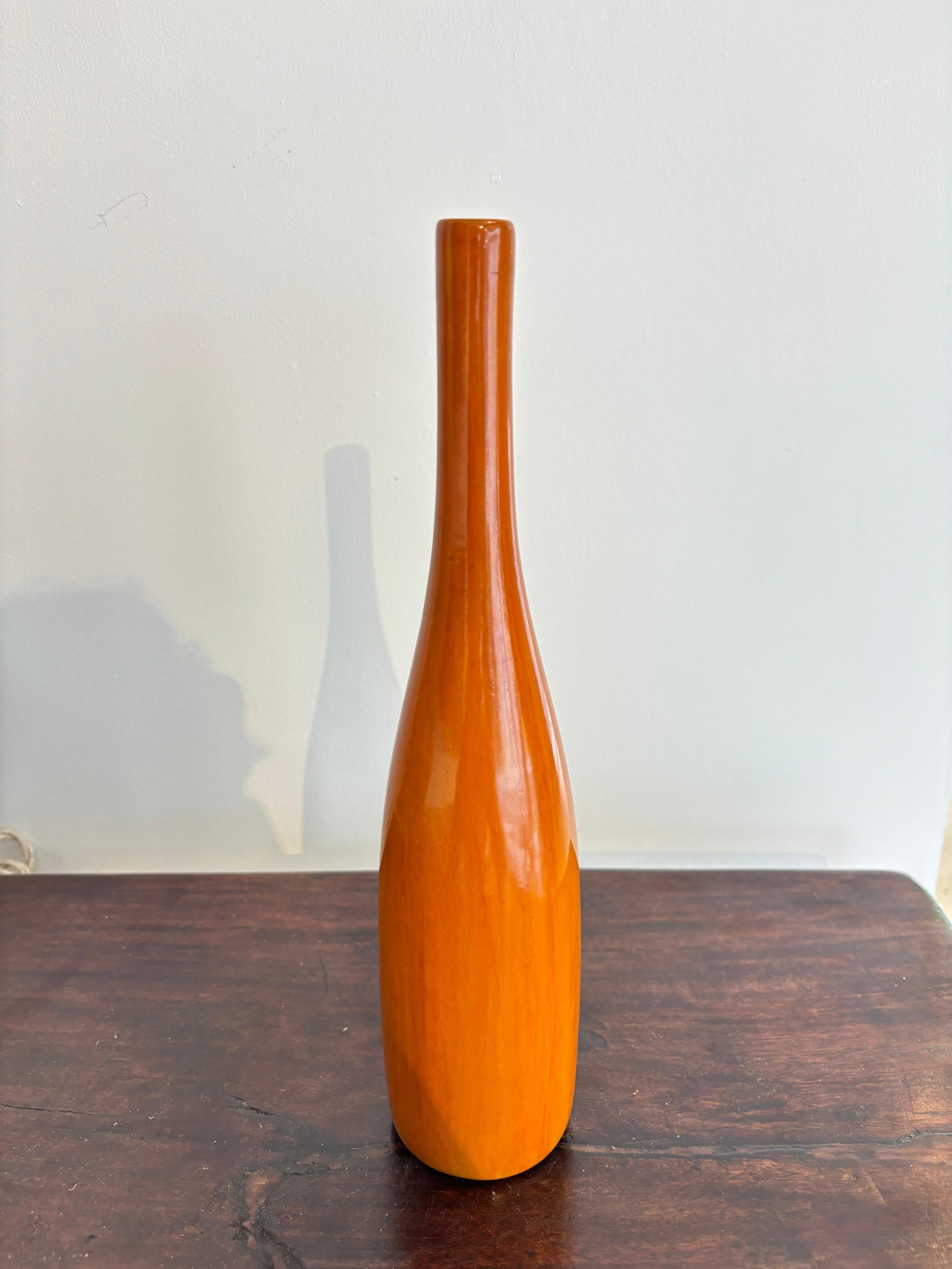 Jolie bouteille soliflore à émaux orangés  par Jacques et Dani Ruelland. 