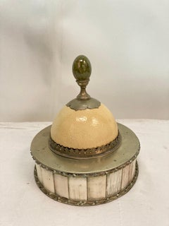 Bonita caja hecha con huesos y piedras semipreciosas de Anthony Redmile