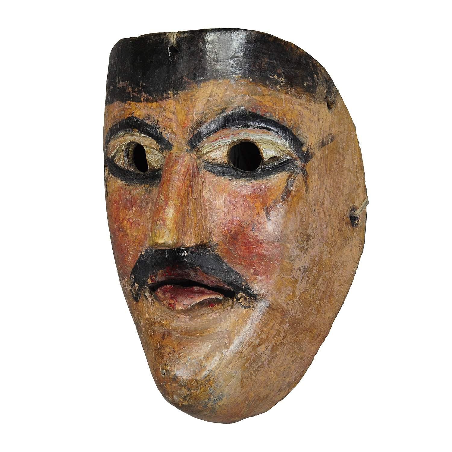 Joli masque de carnaval tyrolien Fasnet sculpté et peint

Masque de carnaval en bois de pin sculpté à la main, peint à la main, provenant de la région du South Antiques. Excecuté dans la première moitié du 20e siècle. Ces masques sont utilisés en