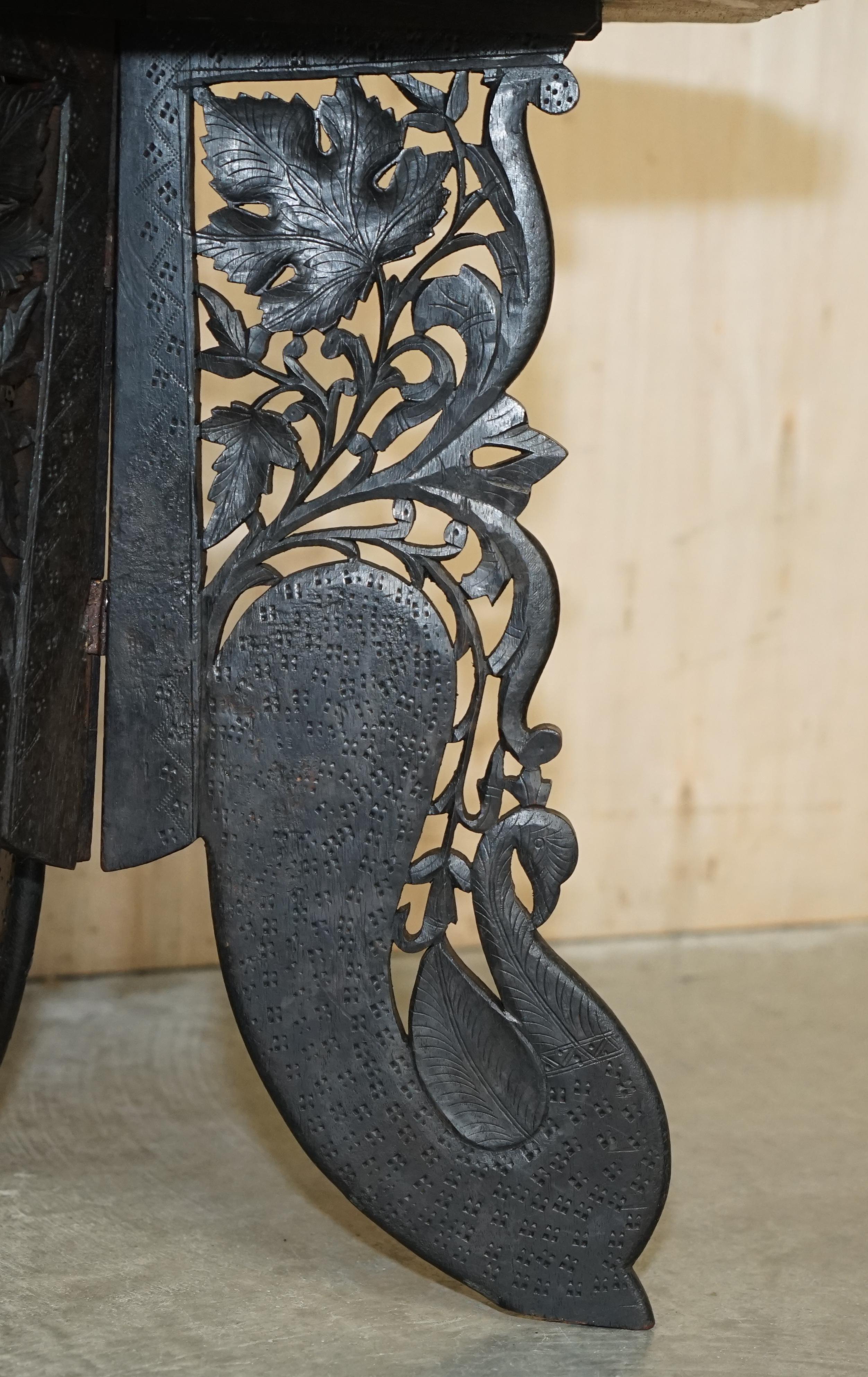 Belle lampe d'appoint octogonale birmane sculptée représentant la Liberté en vente 3