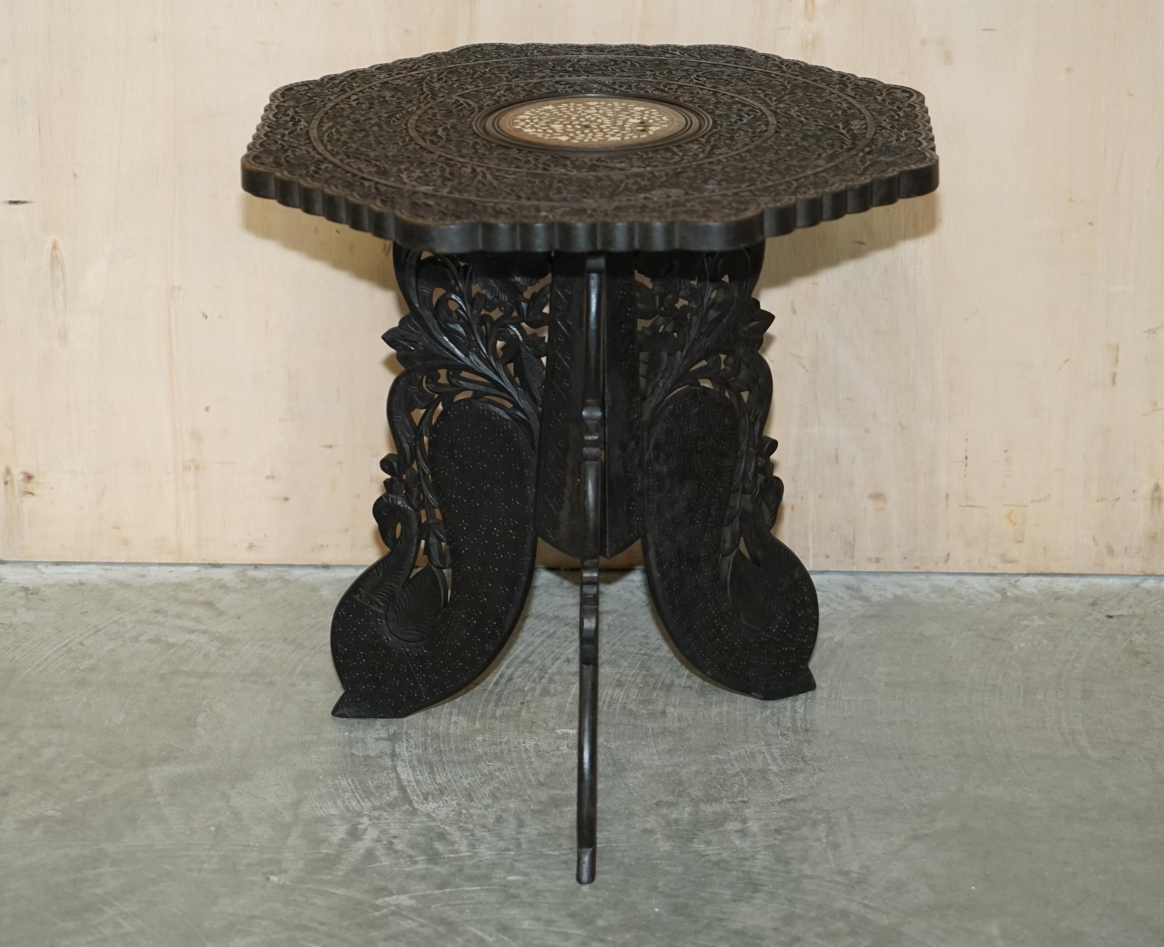 Nous sommes ravis d'offrir à la vente cette charmante table d'appoint birmane en bois de rose massif, sculptée à la main. 

Une très belle table décorative, qui peut être utilisée comme lampe, vin ou table d'appoint.

Sculptée de haut en bas de