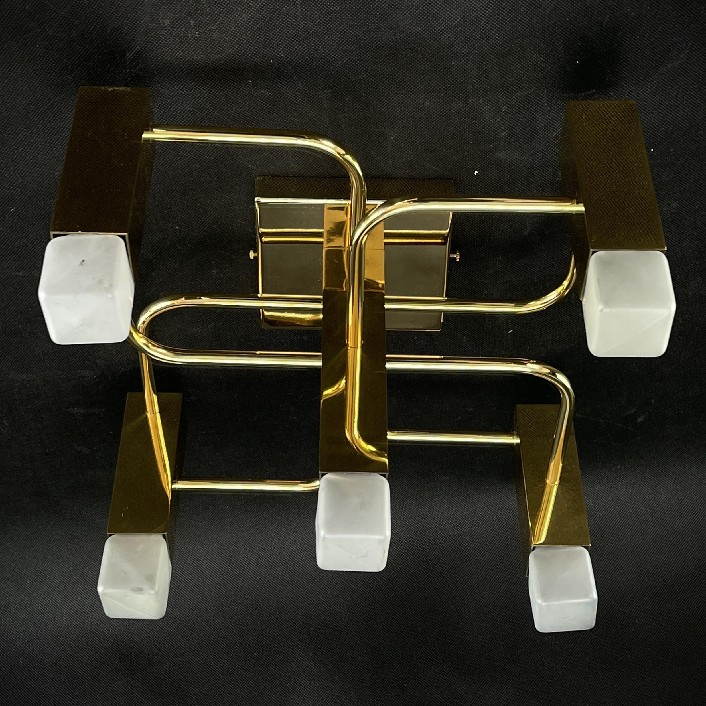 Vintage Ceiling Lamp by Gaetano Sciolari - 1970s

The golden ceiling lamp by Gaetano Sciolari, made in 1970, is a truly iconic piece of modern lighting art. The designer, known for his groundbreaking work in the field of lighting, has created a