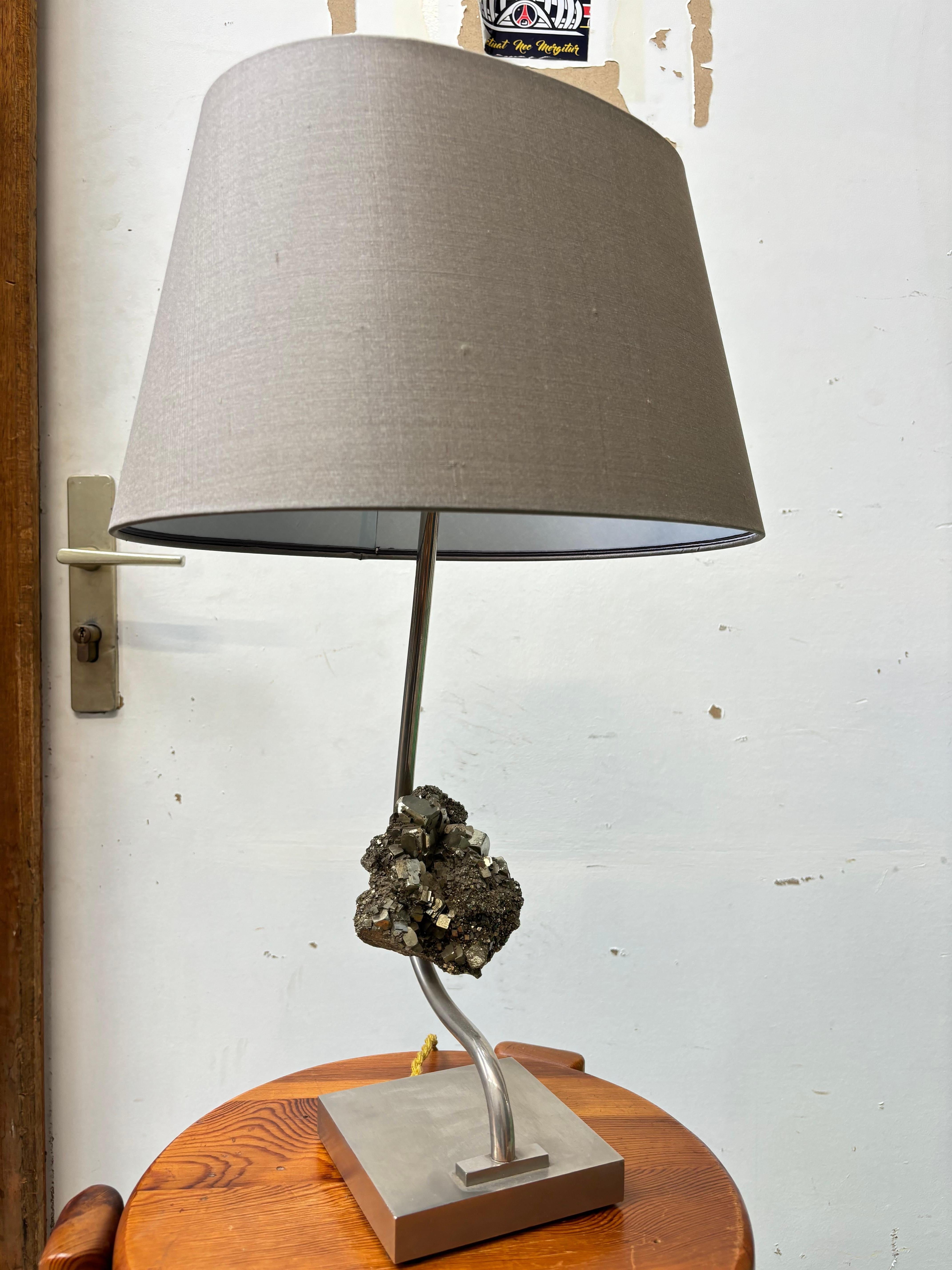 Lampe di Claude De Muzac in acier e soclé di pirite. 