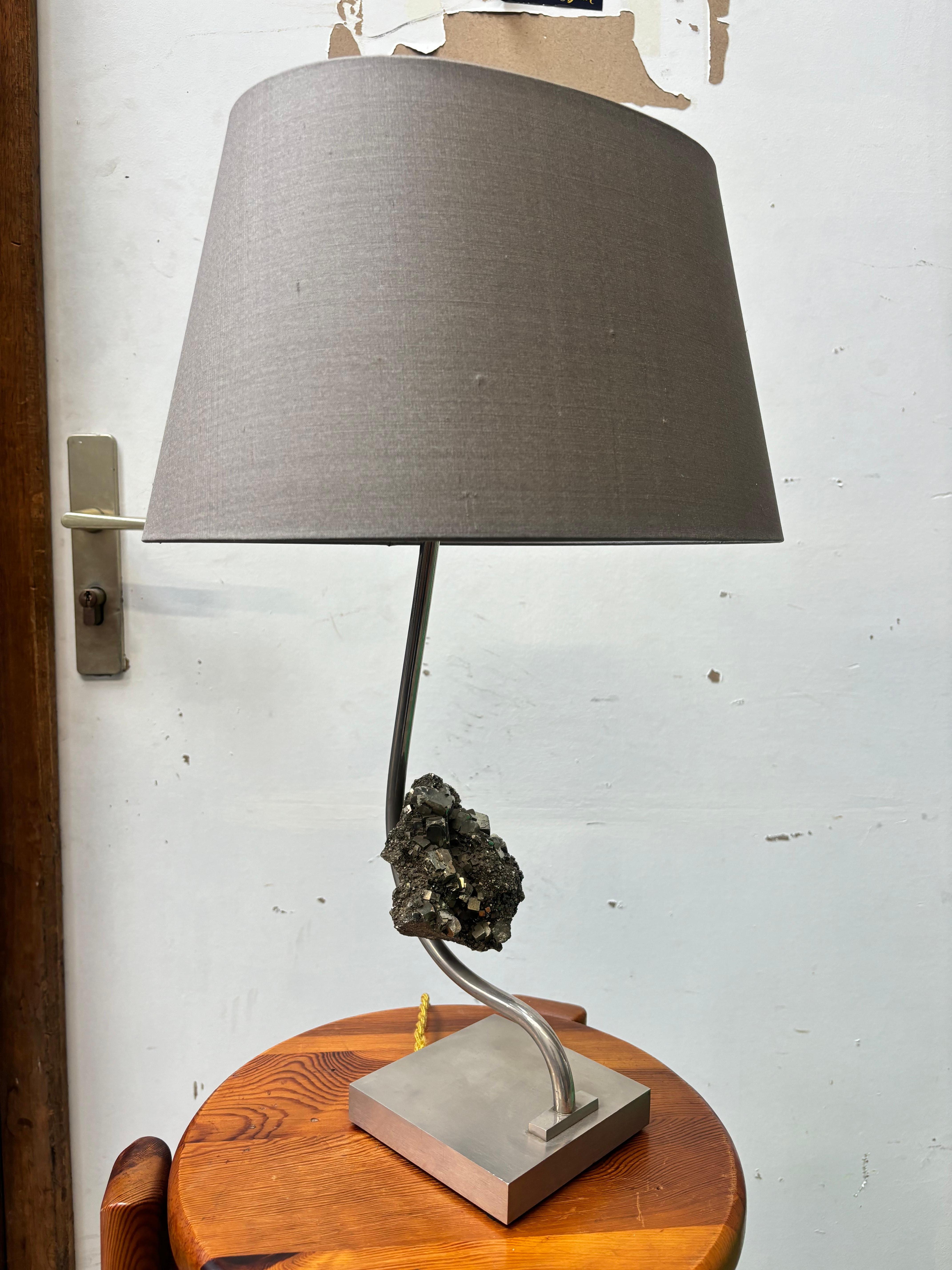 Moderno Bella lampada Claude De Muzac con incrostazione di pirite in vendita