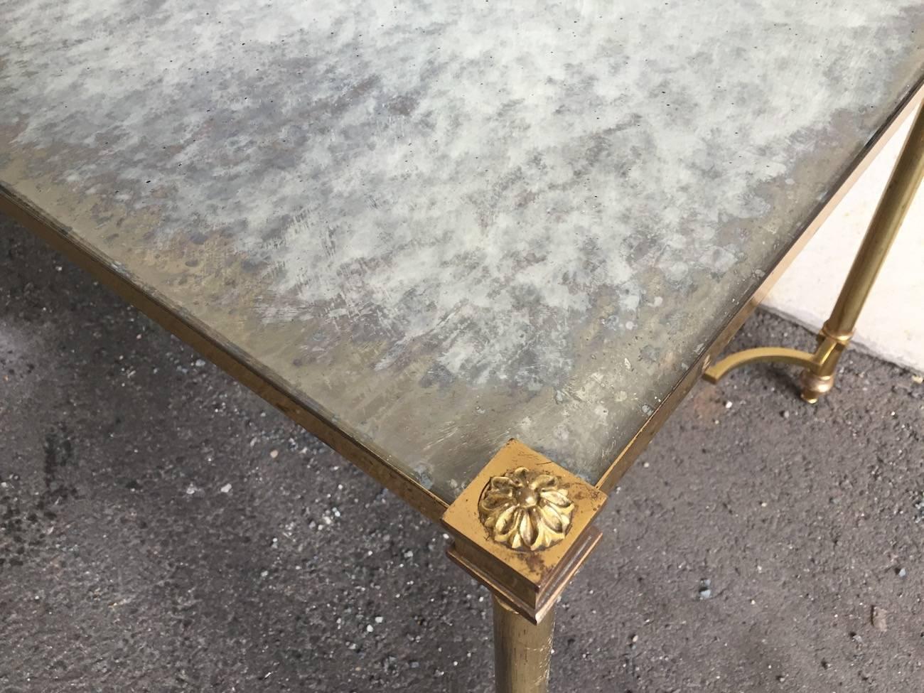 Hollywood Regency Belle table basse ou d'appoint avec plateau en verre miroir et base en métal doré en forme de nuage en vente