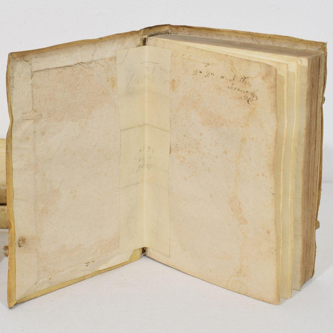 Bella collezione di libri in Vellum spagnolo invecchiato del XVIII/XIX secolo in vendita 7