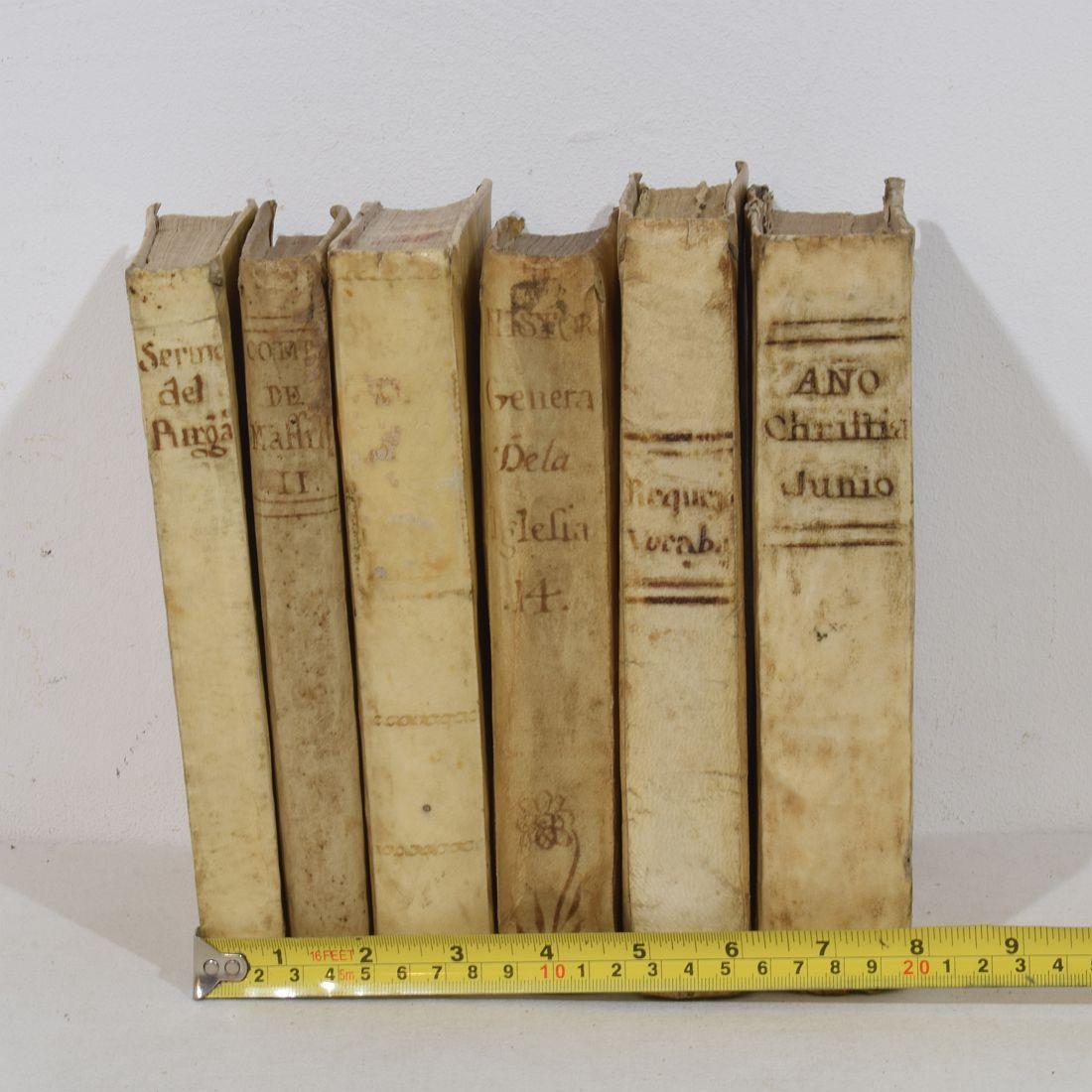Bella collezione di sei libri in pergamena estremamente rovinati dalle intemperie, Spagna 18°/19° secolo. Intemperie e piccole perdite.
H. 20,5-22cm  L:2,5-5cm P:15cm . Altre foto sono disponibili su richiesta.