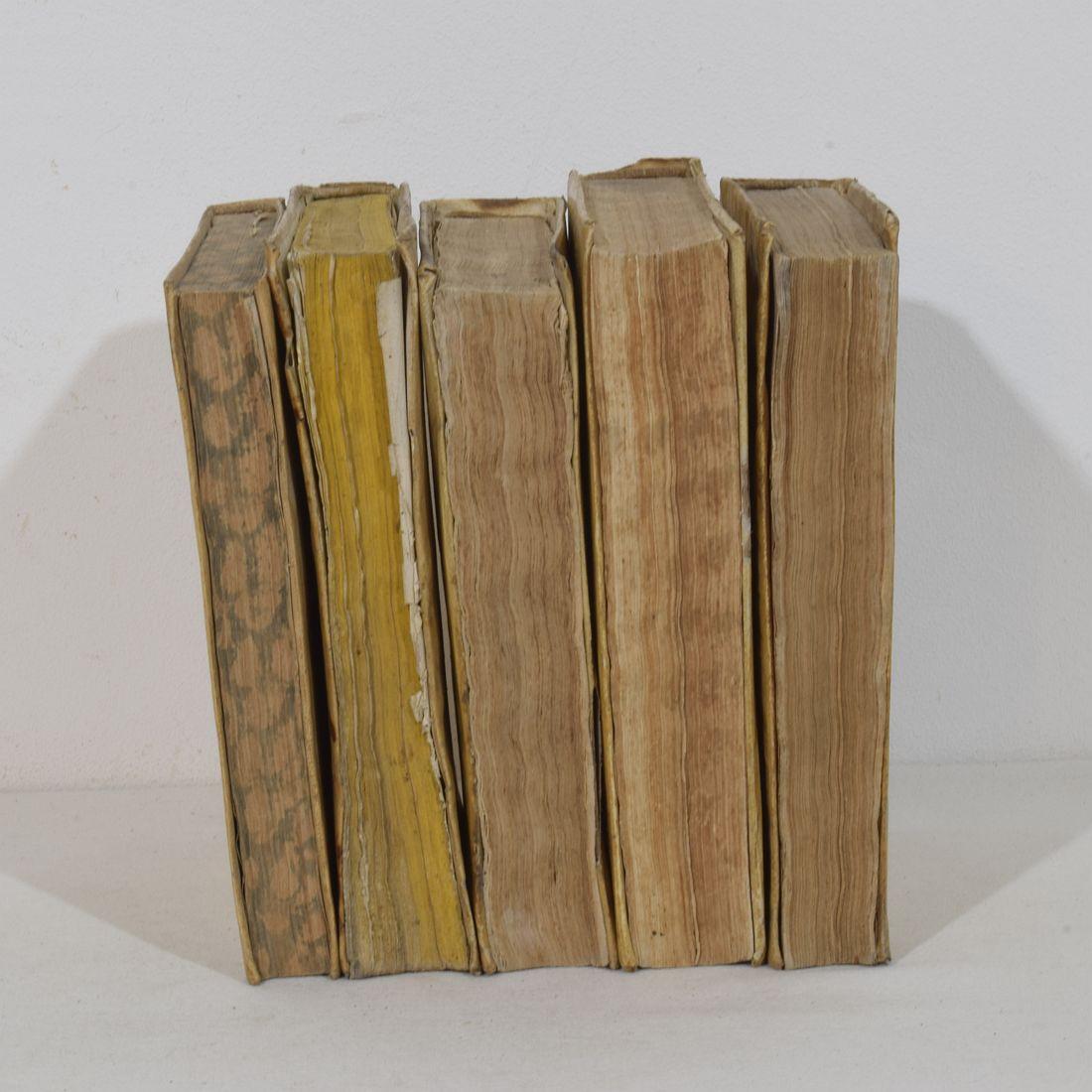 Nice Collection of 18th/ 19th Century Weathered Spanish Vellum Books In Fair Condition For Sale In Buisson, FR