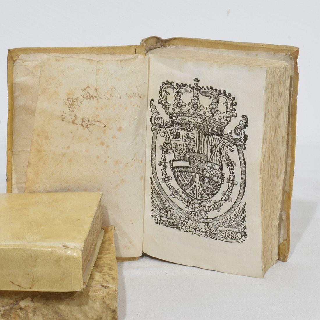 The Collective of 18th Century Weathered Spanish Vellum Books (Livres en Vellum espagnol du 18ème siècle) en vente 5