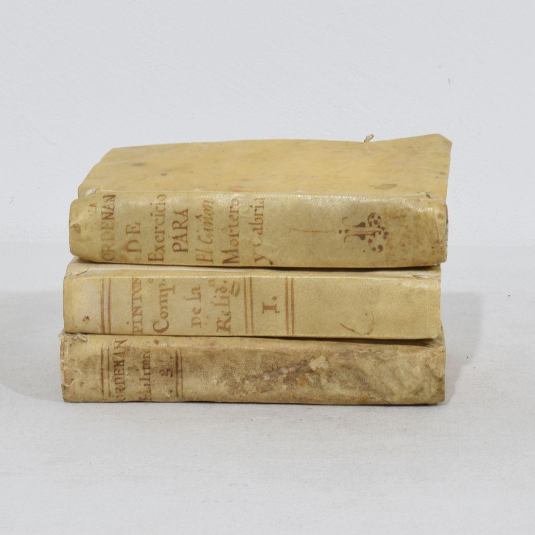 Belle collection de trois livres en vélin extrêmement altérés, Espagne 18e siècle. Usures et petites pertes
H:15,5cm  L:3cm P:11cm chaque
