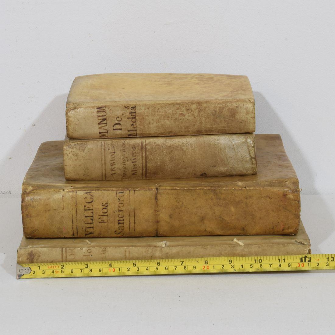 Bella collezione di quattro libri in pergamena estremamente rovinati dalle intemperie, Spagna, XVIII secolo. Intemperie e piccole perdite.
H. 20,5-31cm  L:3-6cm P:15-22cm . Altre foto sono disponibili su richiesta.