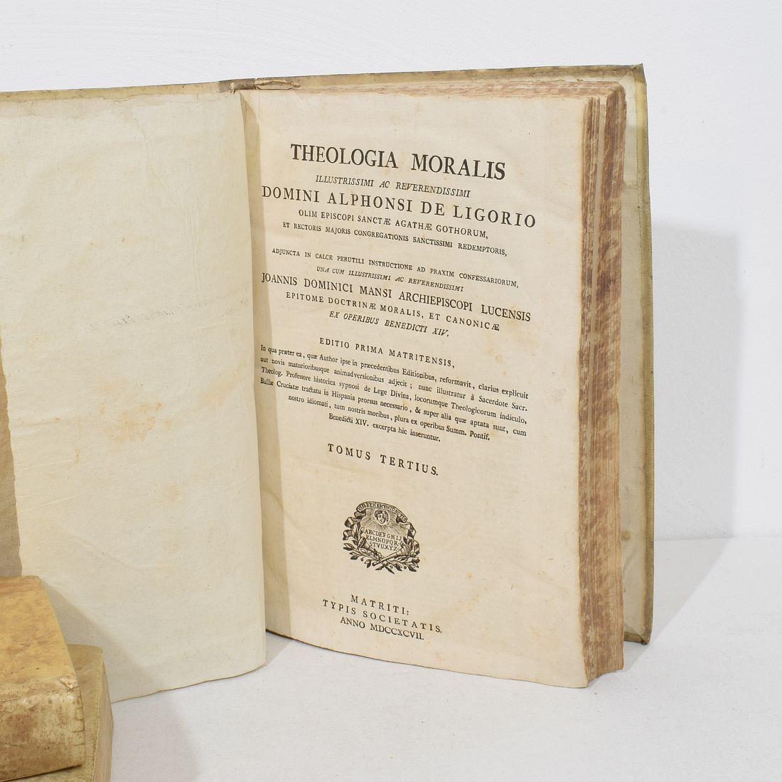 Bella collezione di libri in Vellum spagnolo invecchiato del 18° secolo in vendita 14