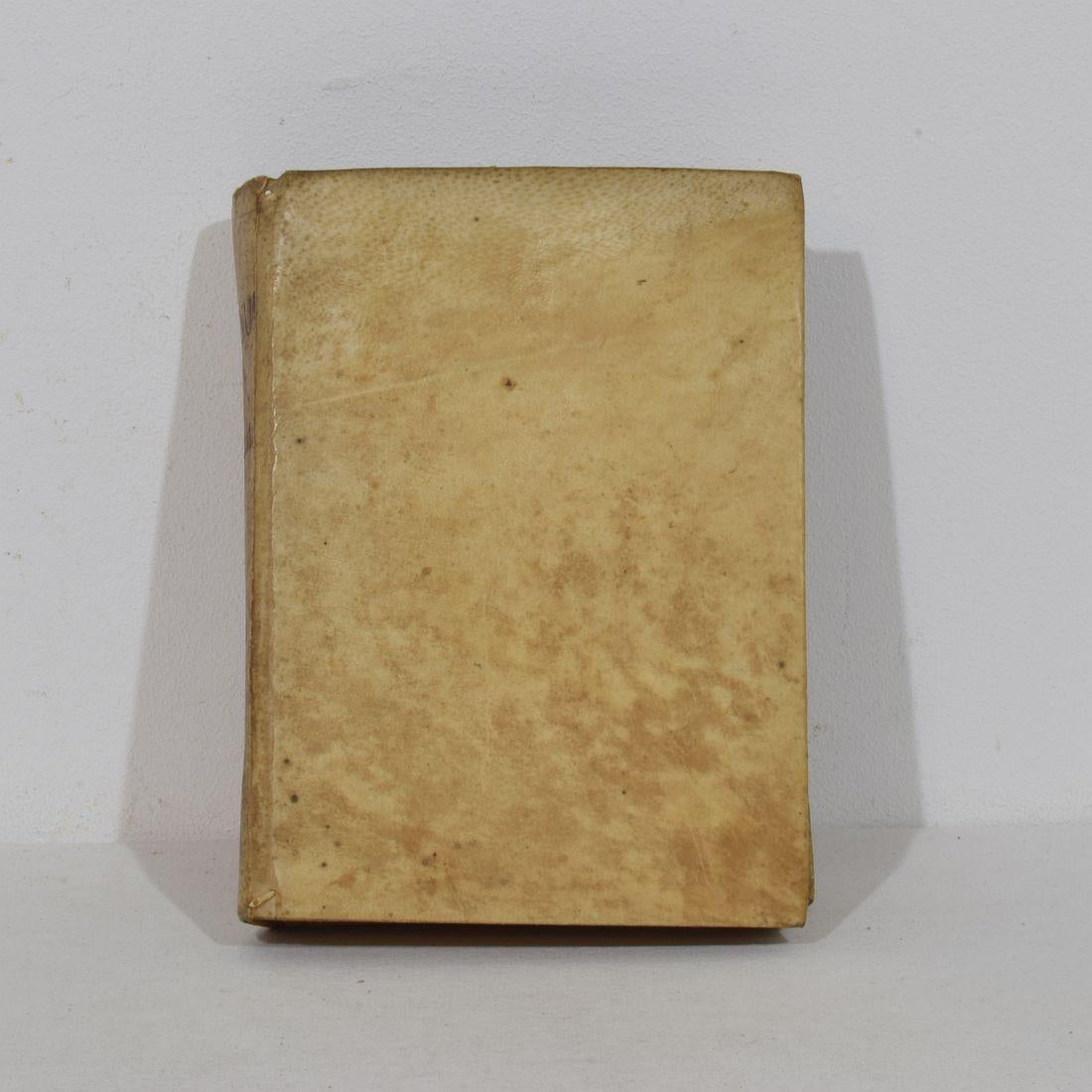 Fino al XVIII secolo Bella collezione di libri in Vellum spagnolo invecchiato del 18° secolo in vendita