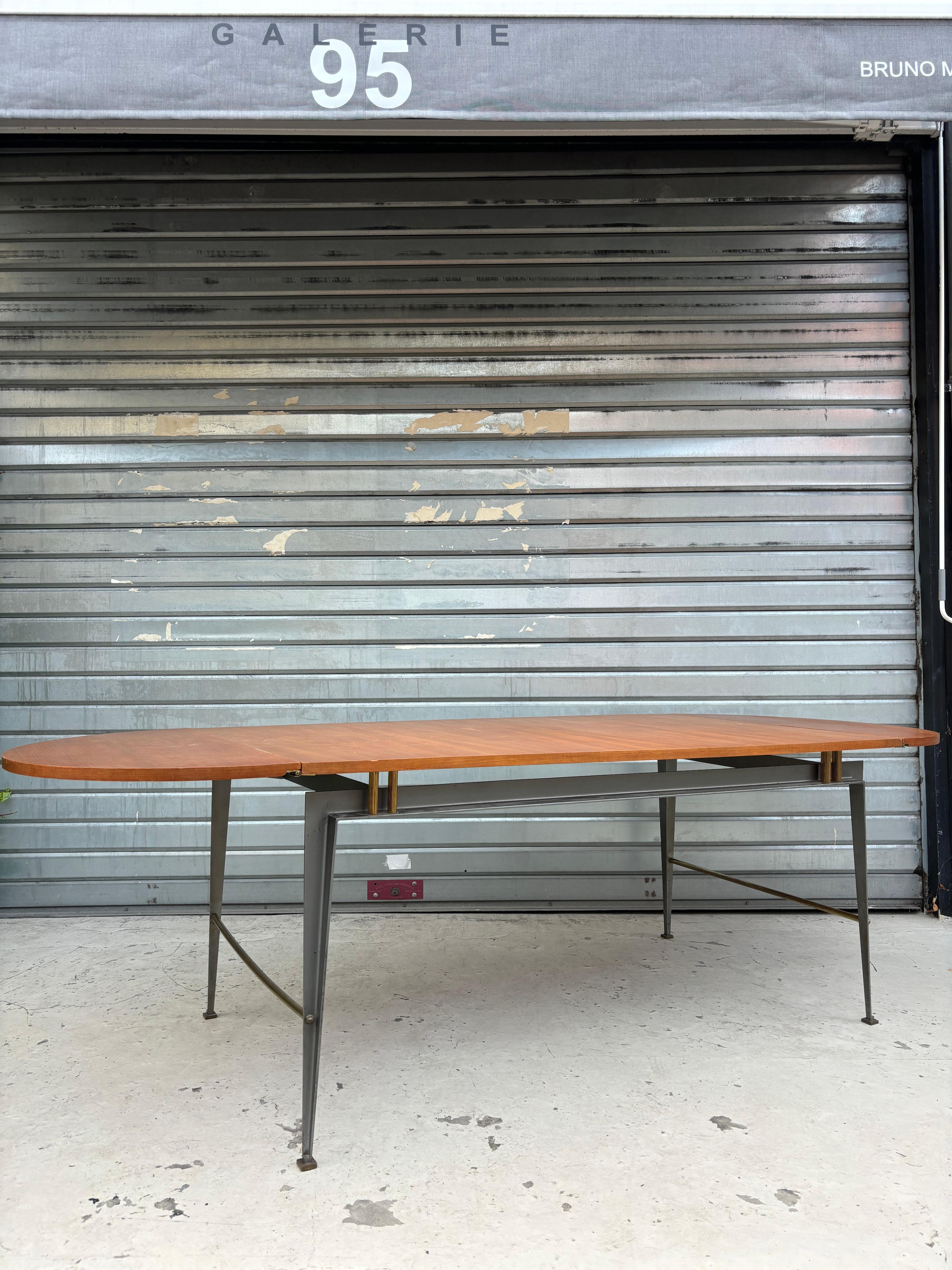 Jolie table à diner, possédant des rallonges, attribuée à Jules Leleu ou Baptistin Spade. 