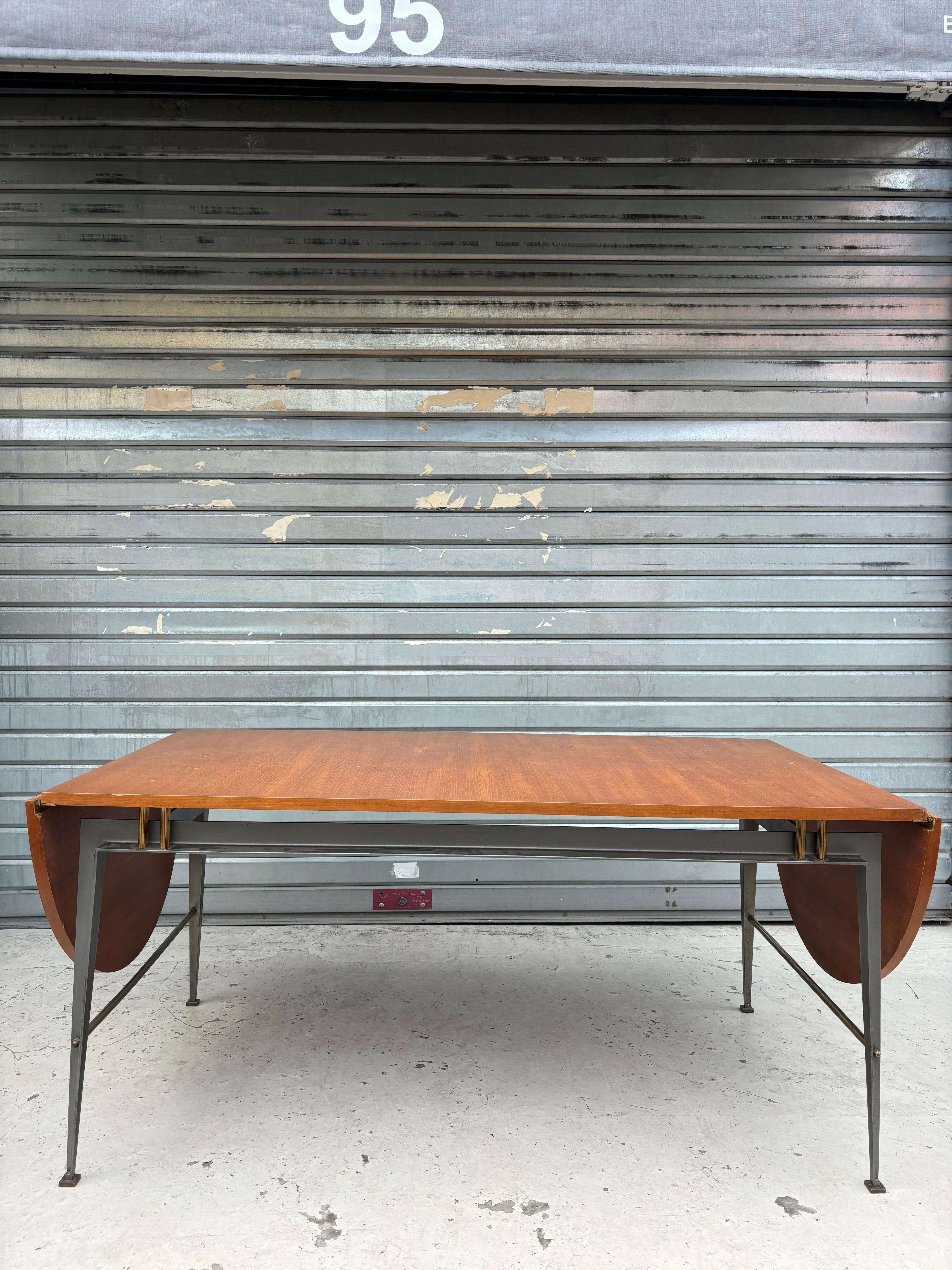 Bonita mesa de comedor atribuida a Jules Leleu Latón en venta