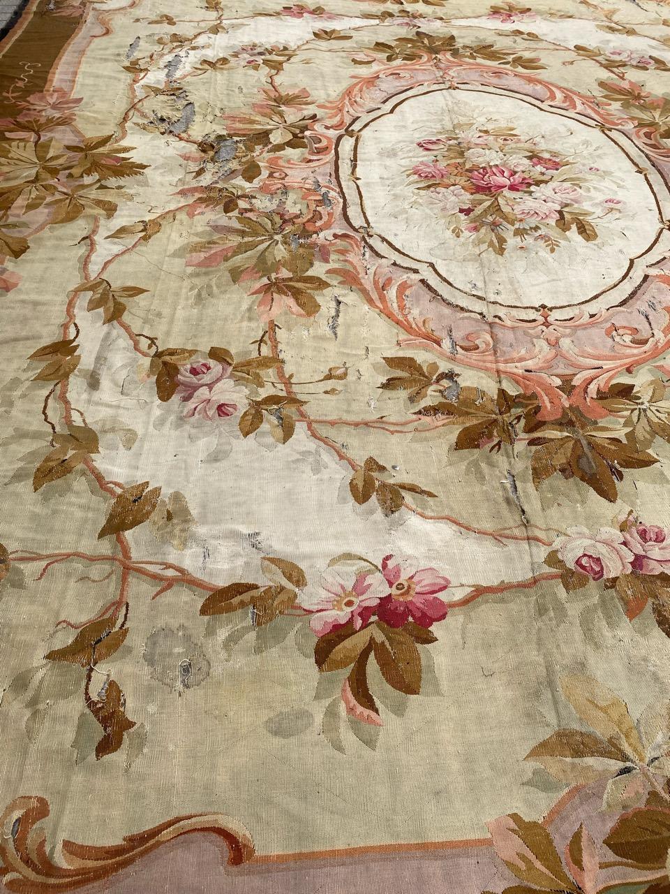 Schöne Palast Größe antike Französisch Aubusson flachen Teppich mit schönen floralen Design und schöne natürliche Farben, ganz Hand mit Wolle geknüpft.

✨✨✨
