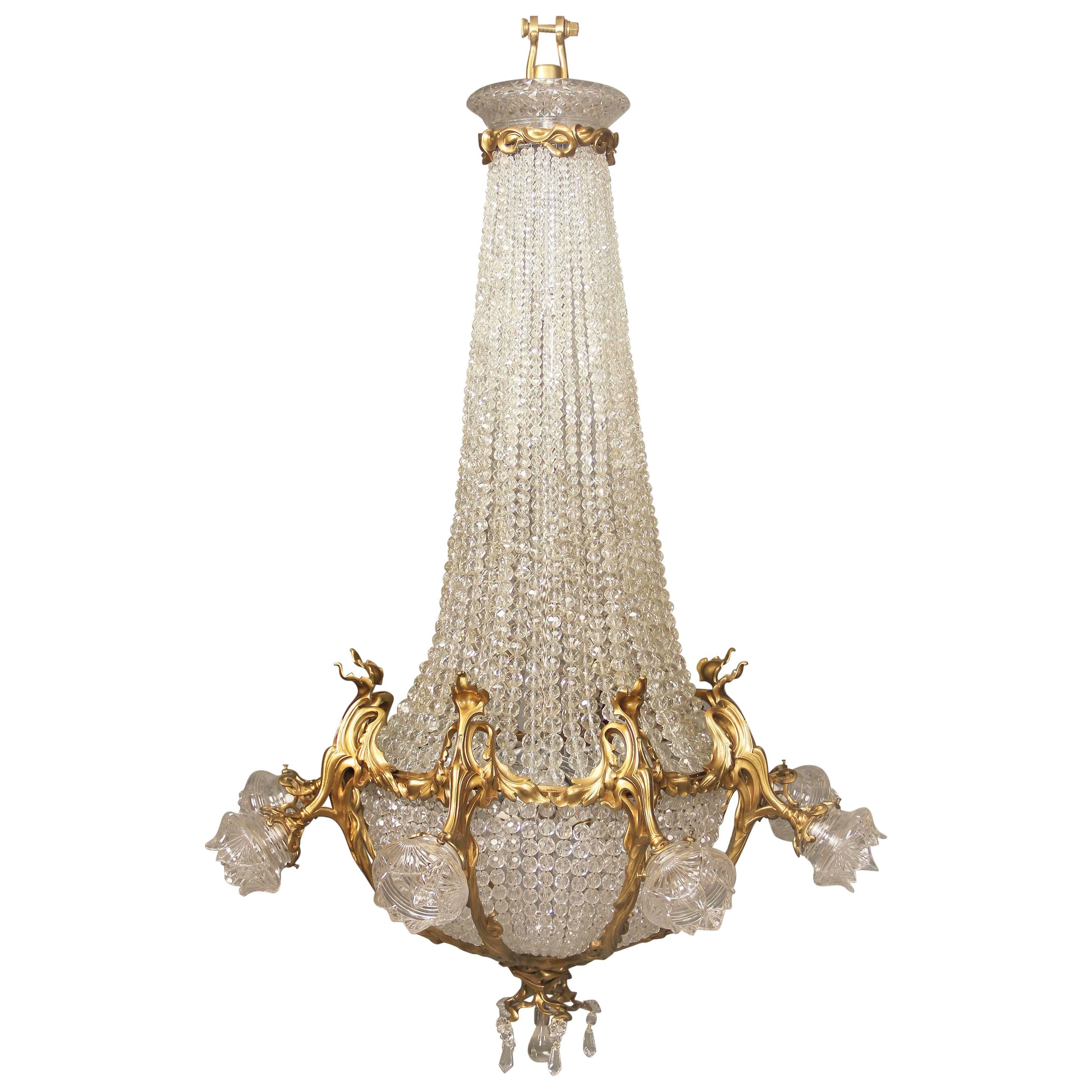 Bel lampadario a cesto in bronzo dorato e cristallo dei primi del Novecento