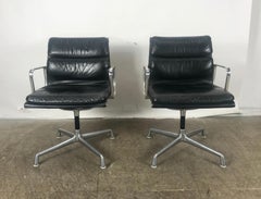 Belle paire de fauteuils de travail pivotants en cuir et aluminium Charles Eames Soft Pad