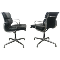 Schönes frühes Paar Leder und Aluminium Charles Eames Soft Pad Swivel Task Chairs