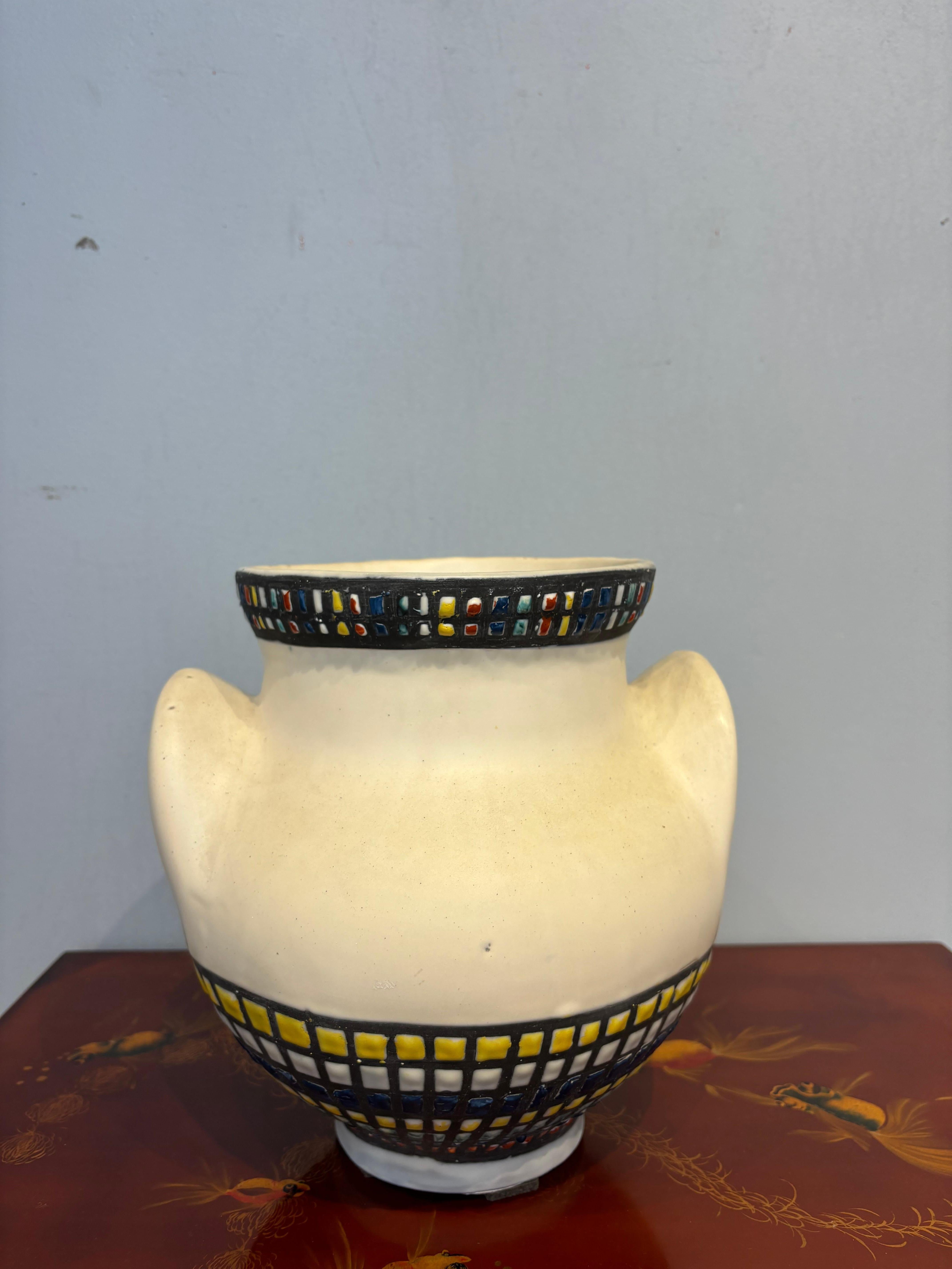 Jolie vase à oreilles par Roger Capron, ce modèle est la taille moyenne crée par le céramiste. 