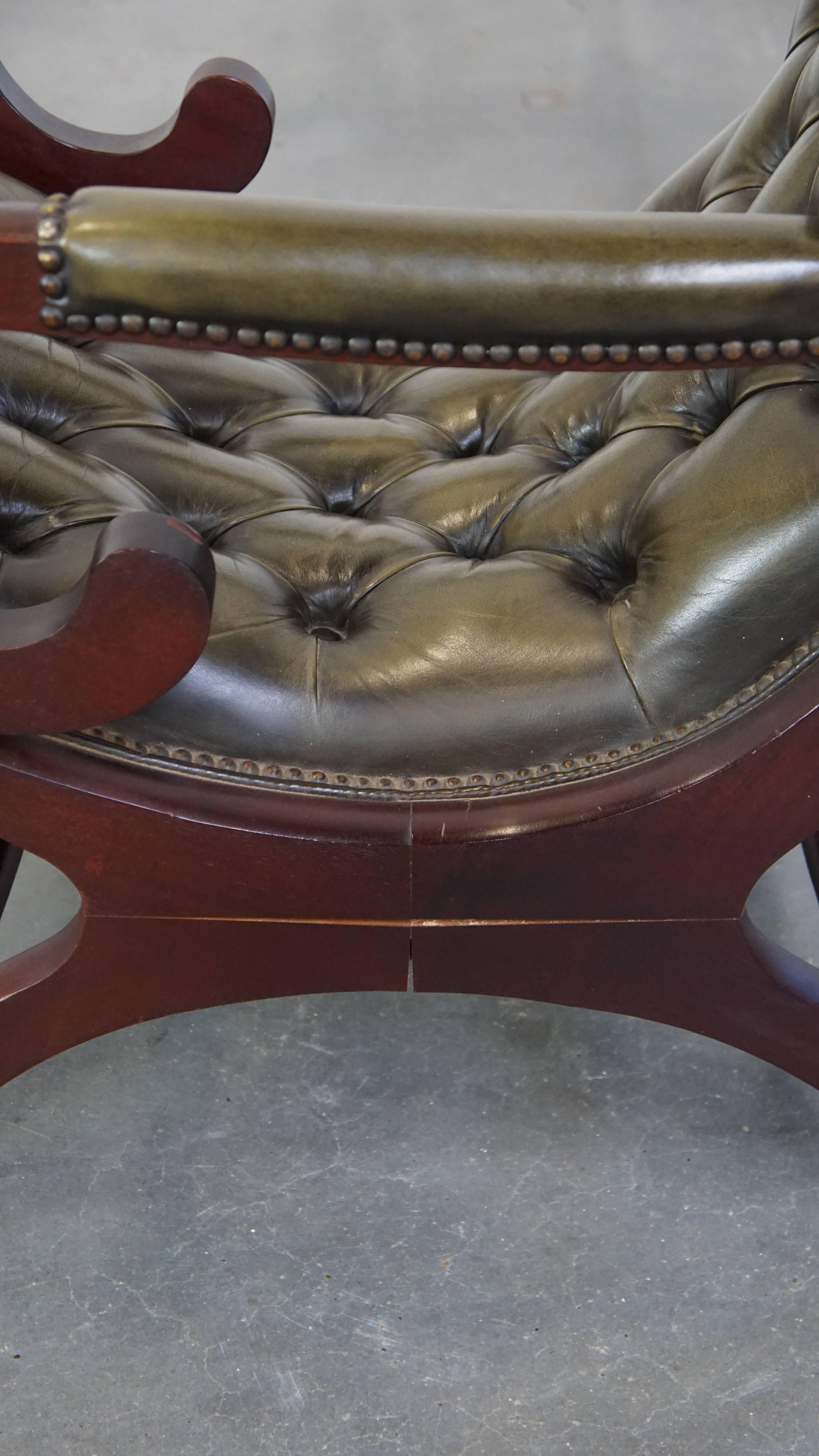 Nice, elegant green cowhide leather chesterfield armchair combined with wood For Sale 3