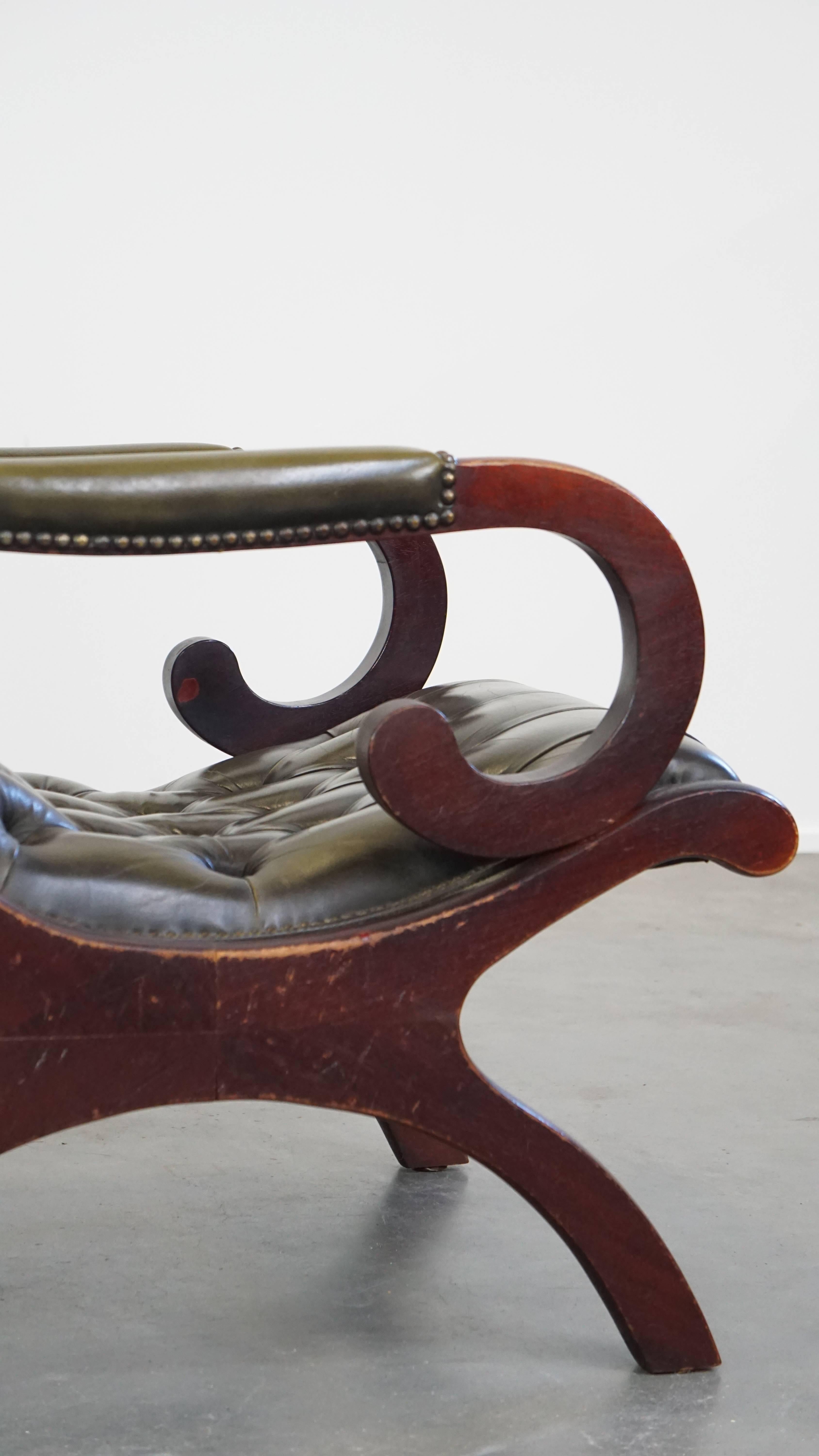Nice, elegant green cowhide leather chesterfield armchair combined with wood For Sale 5