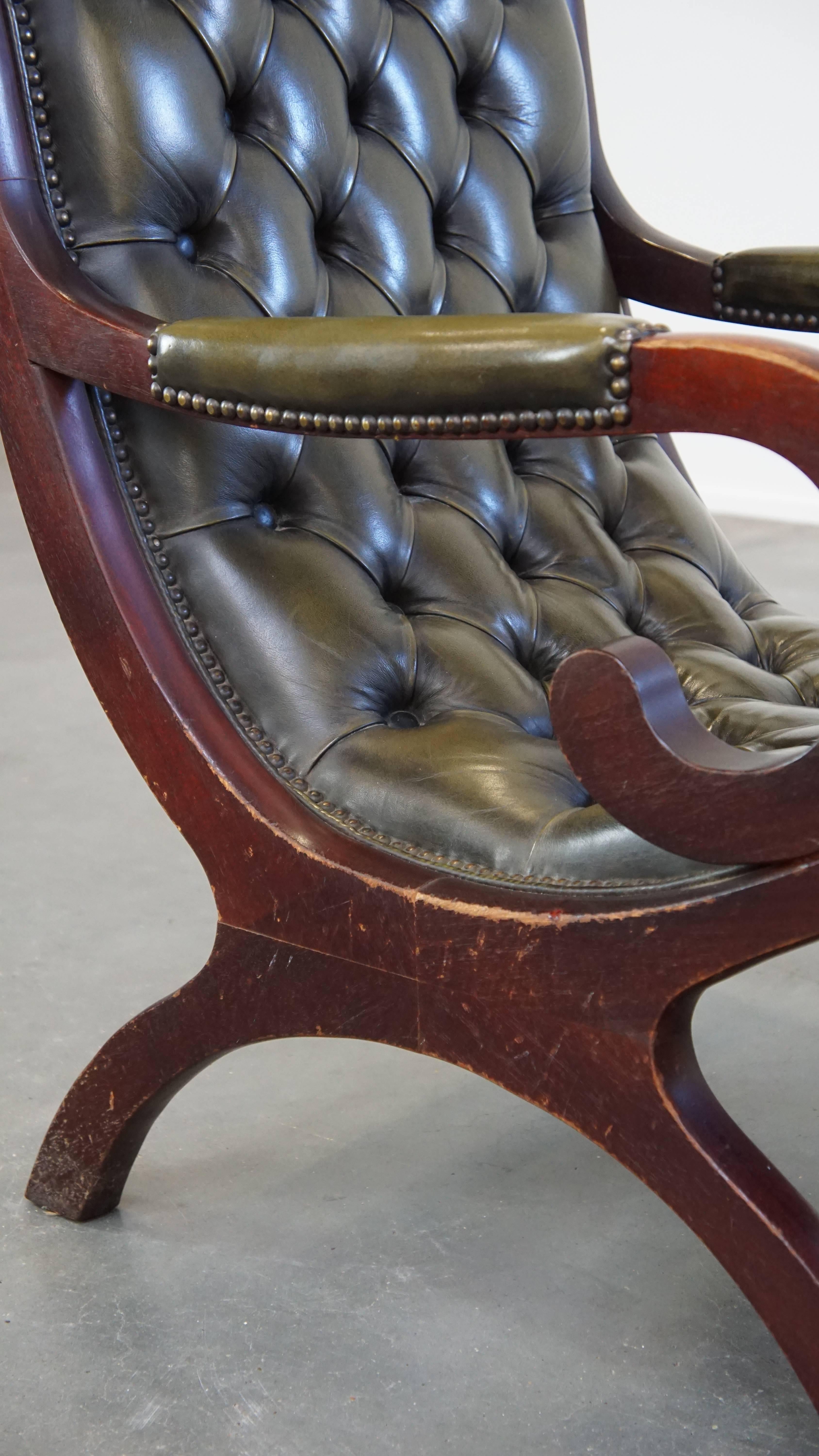 Nice, elegant green cowhide leather chesterfield armchair combined with wood For Sale 6