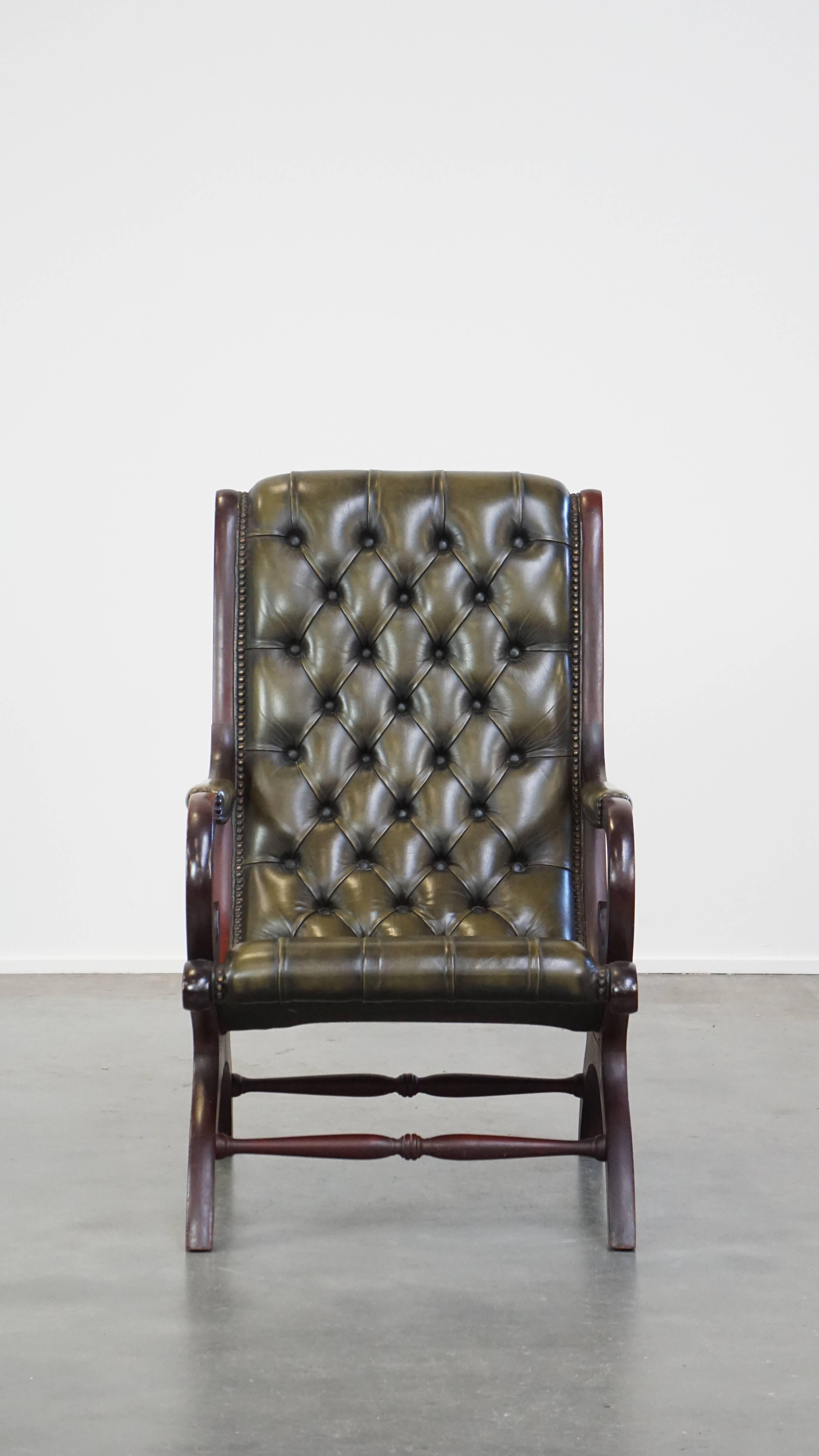 This amazing armchair in a beautiful and luxurious green color is a true find for lovers of chesterfield furniture. It is combined with wood and features an elegant design, giving it a refined appearance and great seating comfort. After years of
