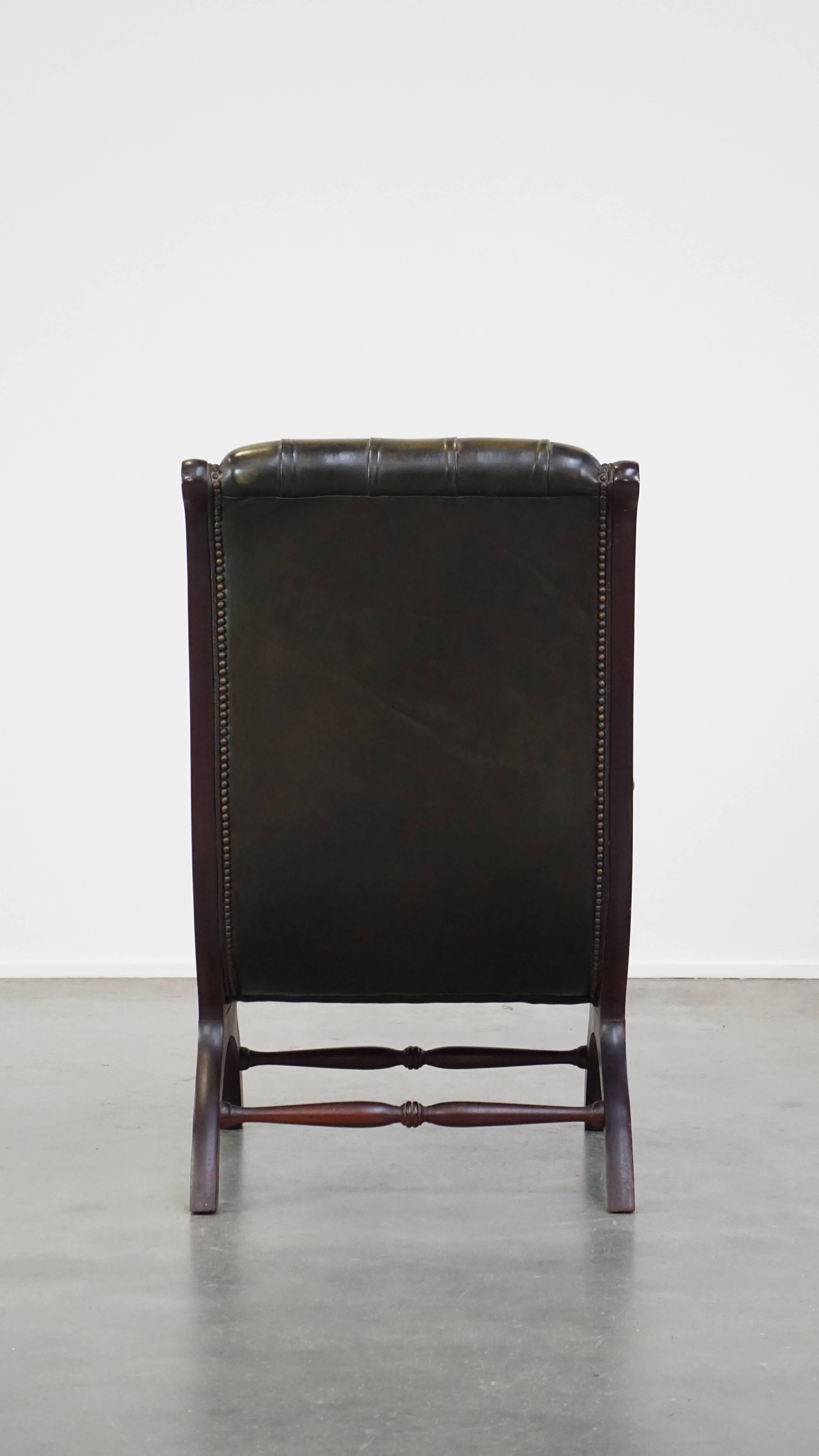Hand-Crafted Nice, elegant green cowhide leather chesterfield armchair combined with wood For Sale