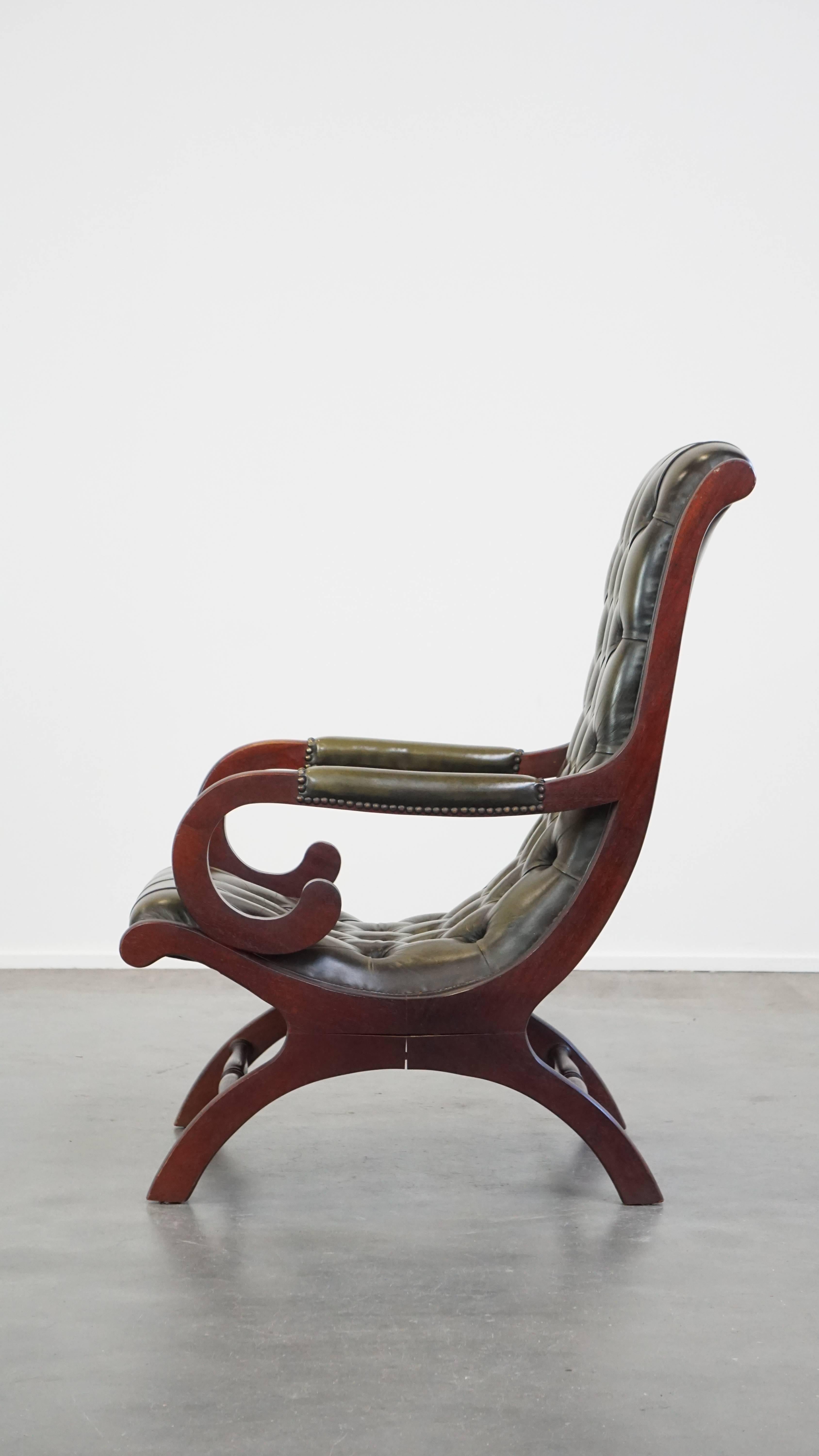 Nice, elegant green cowhide leather chesterfield armchair combined with wood In Good Condition For Sale In Harderwijk, NL